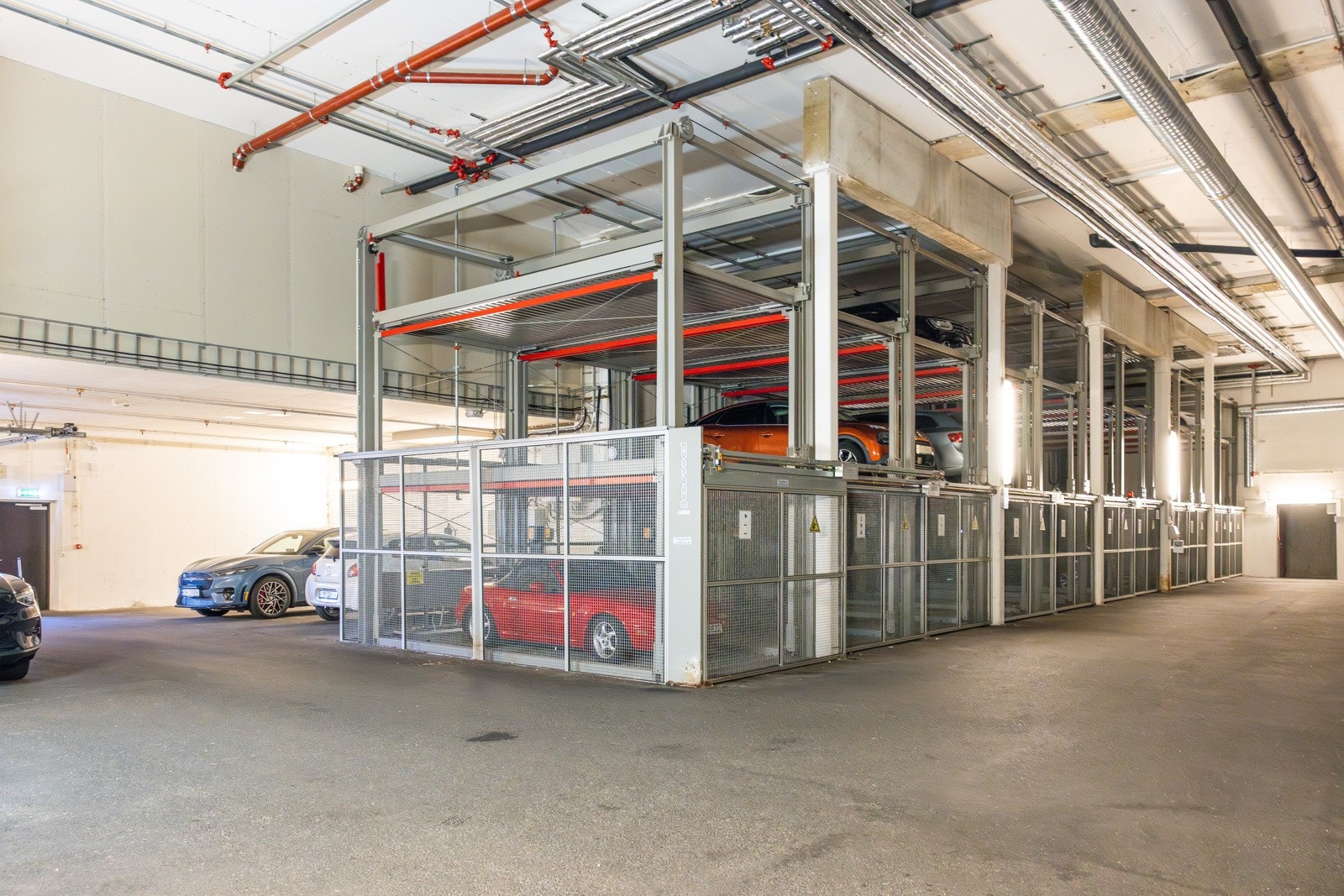 Fast parkeringsplass i garasje. Galleribilde