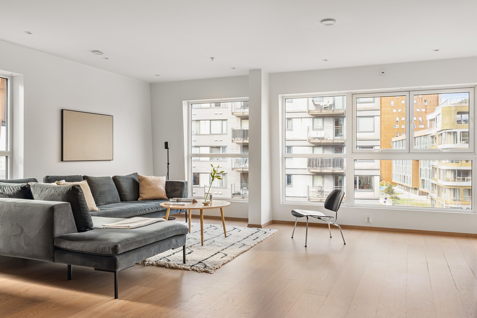 Det er god plass til innredning og stuen fremstår som både lys, åpen og som en sosial sone av leiligheten Galleribilde