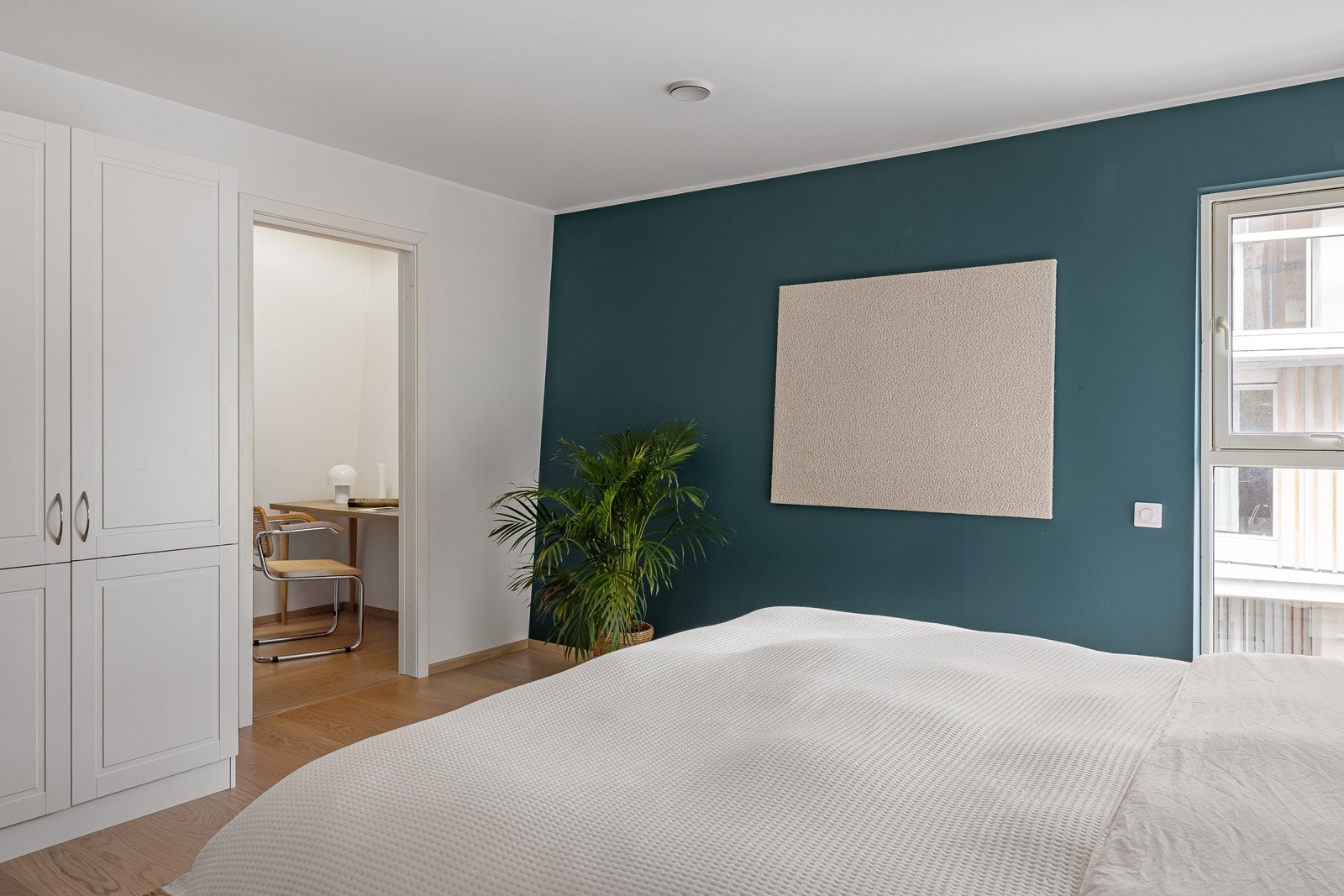 Herfra har man direkte tilkomst til walk-in closet. Galleribilde