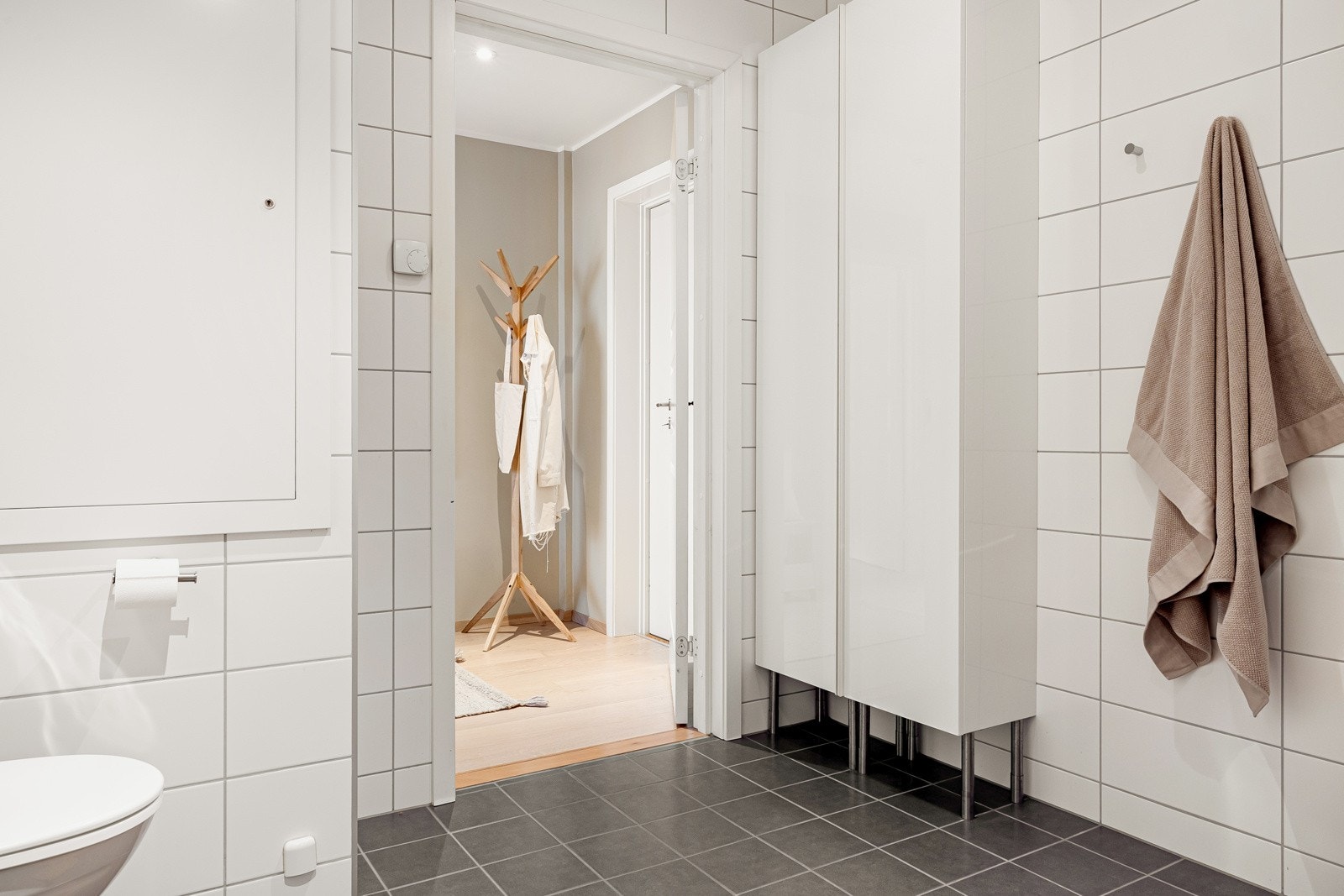 Oppbevaringsplass i skap på badet. Galleribilde