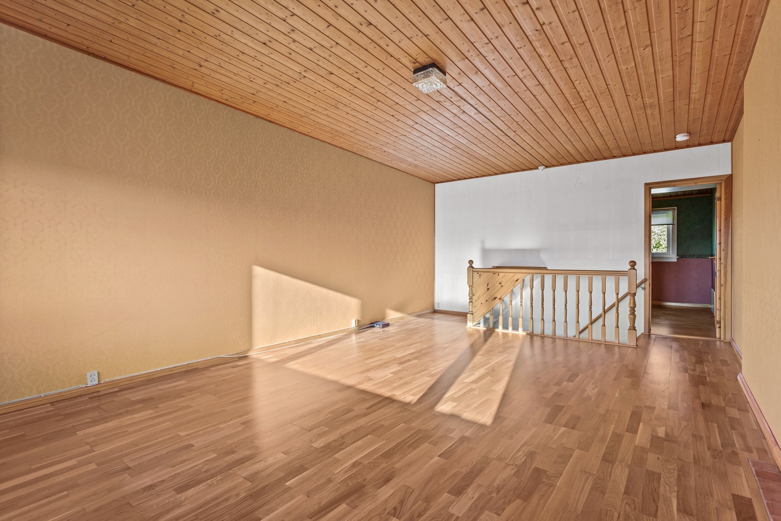 Det er god plass til møblering av både sofagruppe og andre møblement i stuen Galleribilde