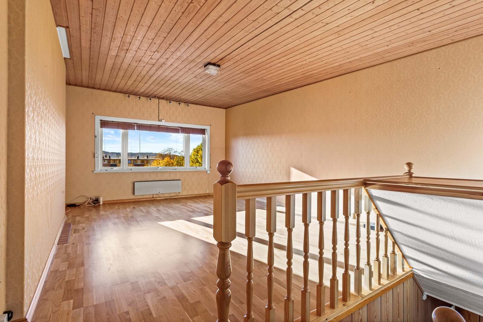 Her blir du møtt av en stor og luftig stue/spisestue Galleribilde
