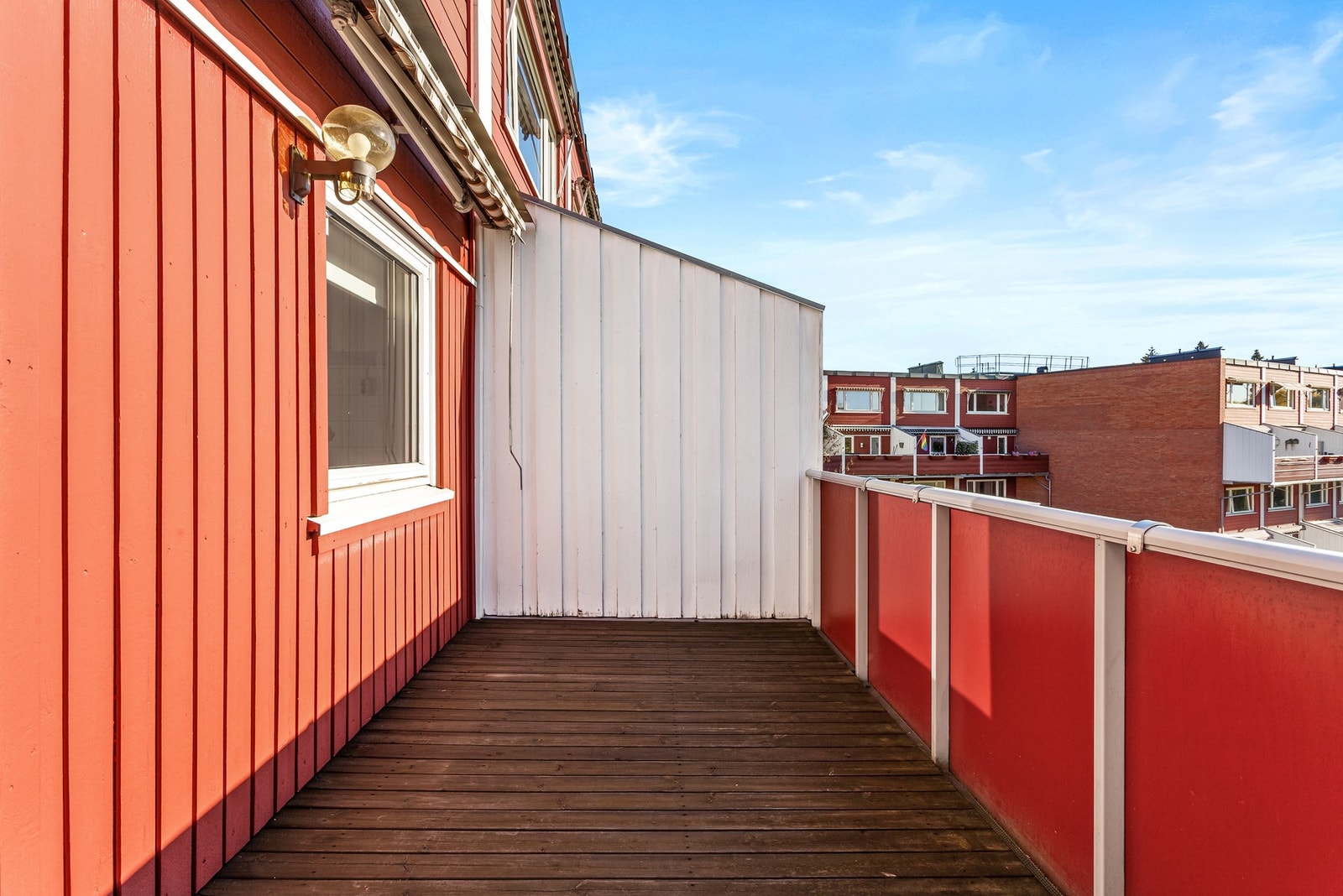 Her får du en herlig, stor og solrik uteplass Galleribilde