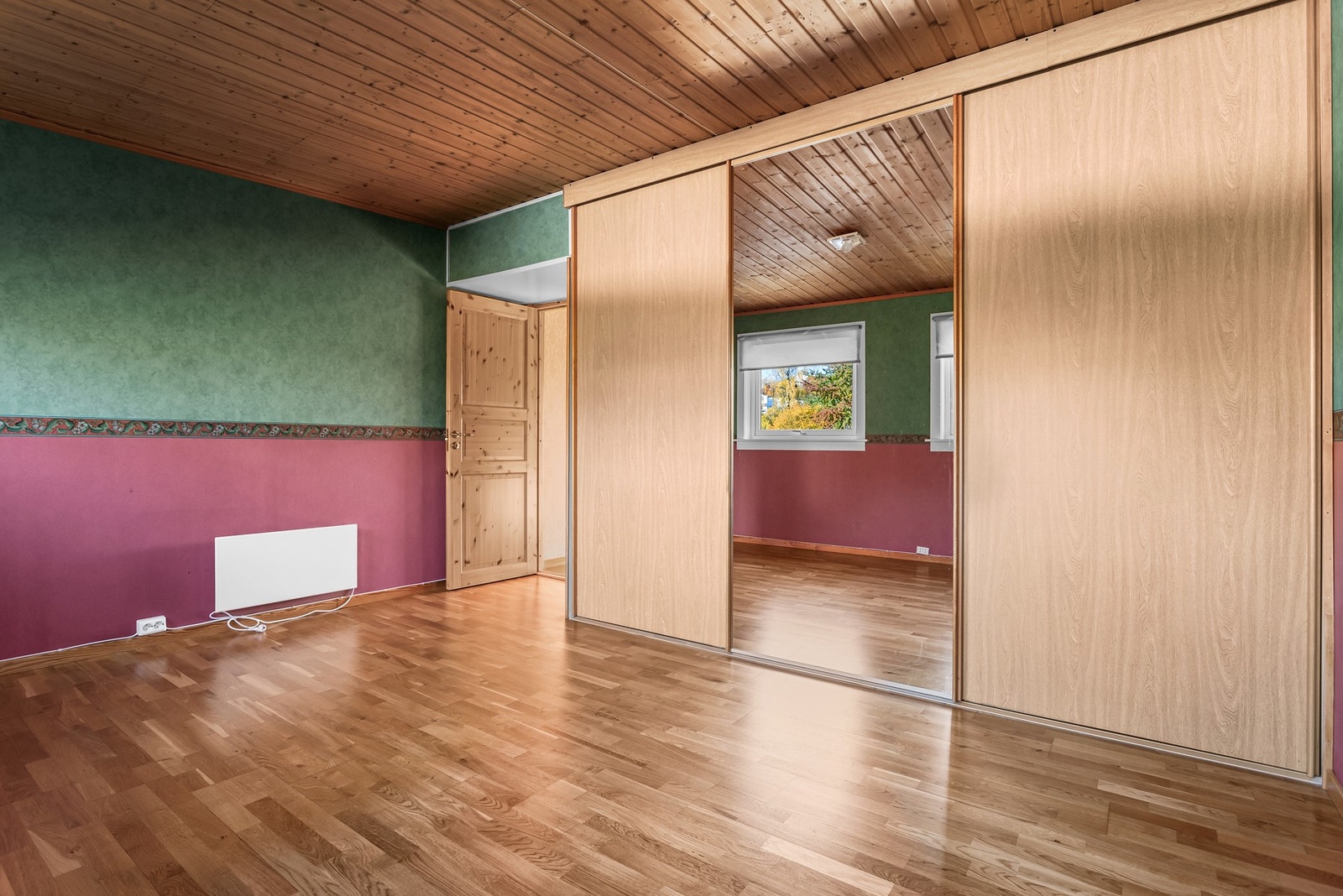 Godt med lagrinsplass i garderobe Galleribilde