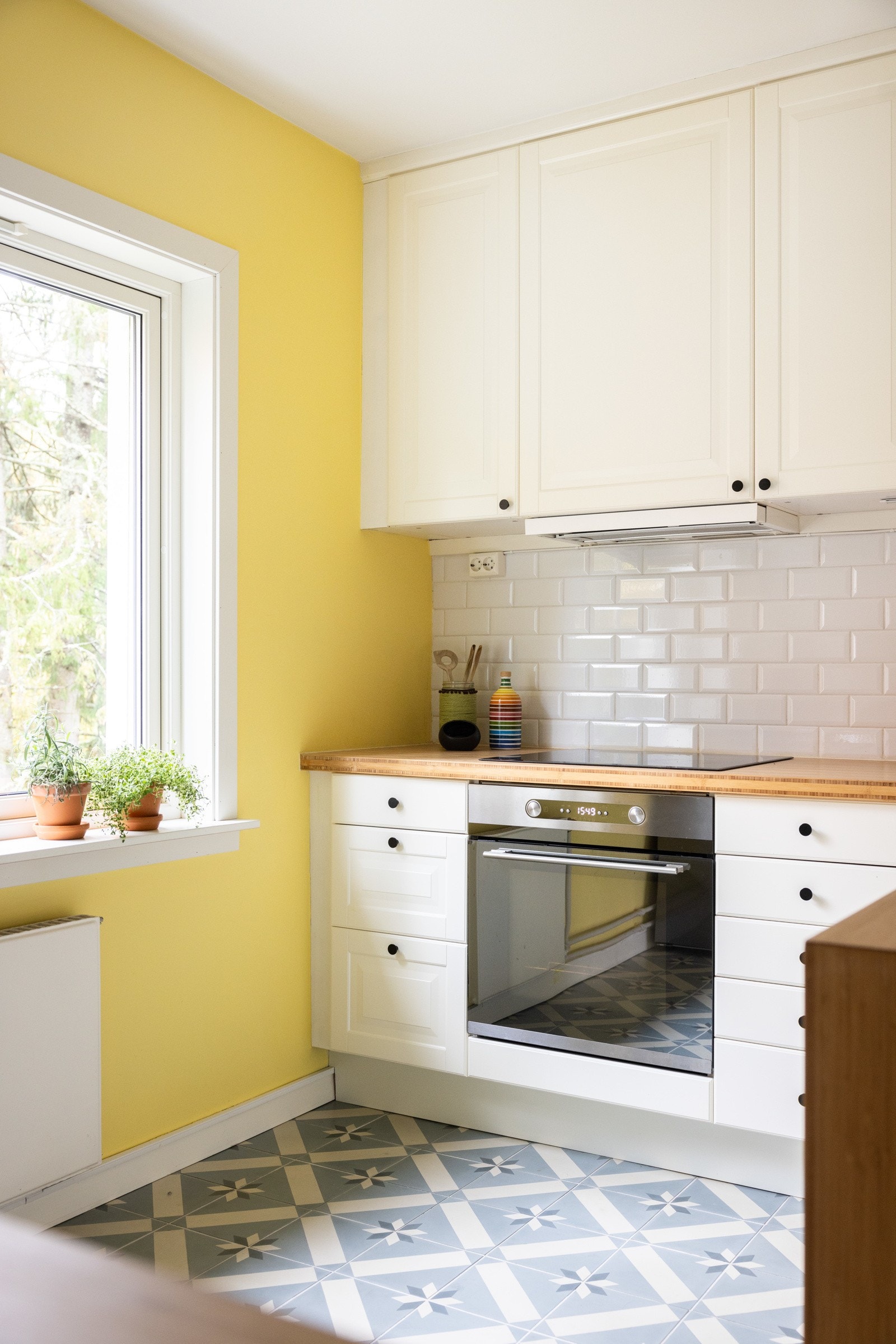 Hvitevarene består av induksjonsplatetopp, stekeovn, oppvaskmaskin og kjøleskap/fryser. Galleribilde