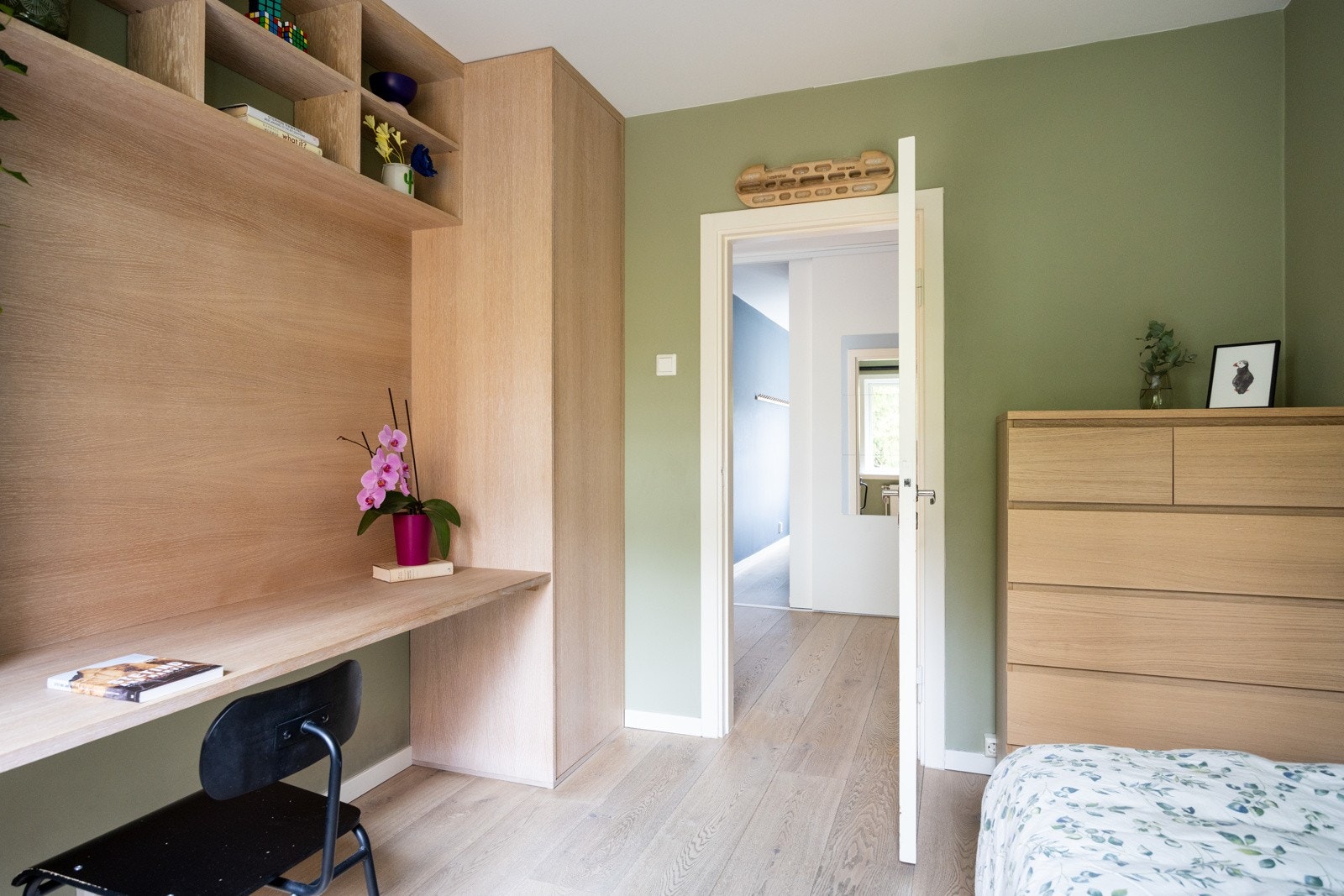 Superpraktisk garderobe- og skrivebordløsning. Rommet fungerer utmerket som f.eks. barnerom, gjesterom eller kontor. Galleribilde
