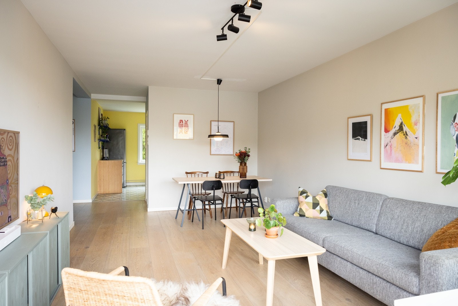 Videre er det god plass til spisebord med tilhørende spisestoler. Galleribilde