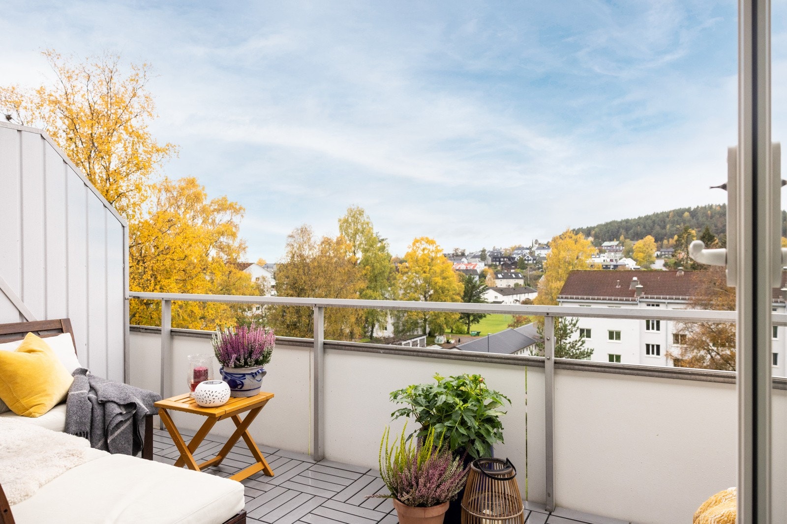 Balkongen er ca. 8 kvm og har god plass til utemøblement og beplantning. Galleribilde