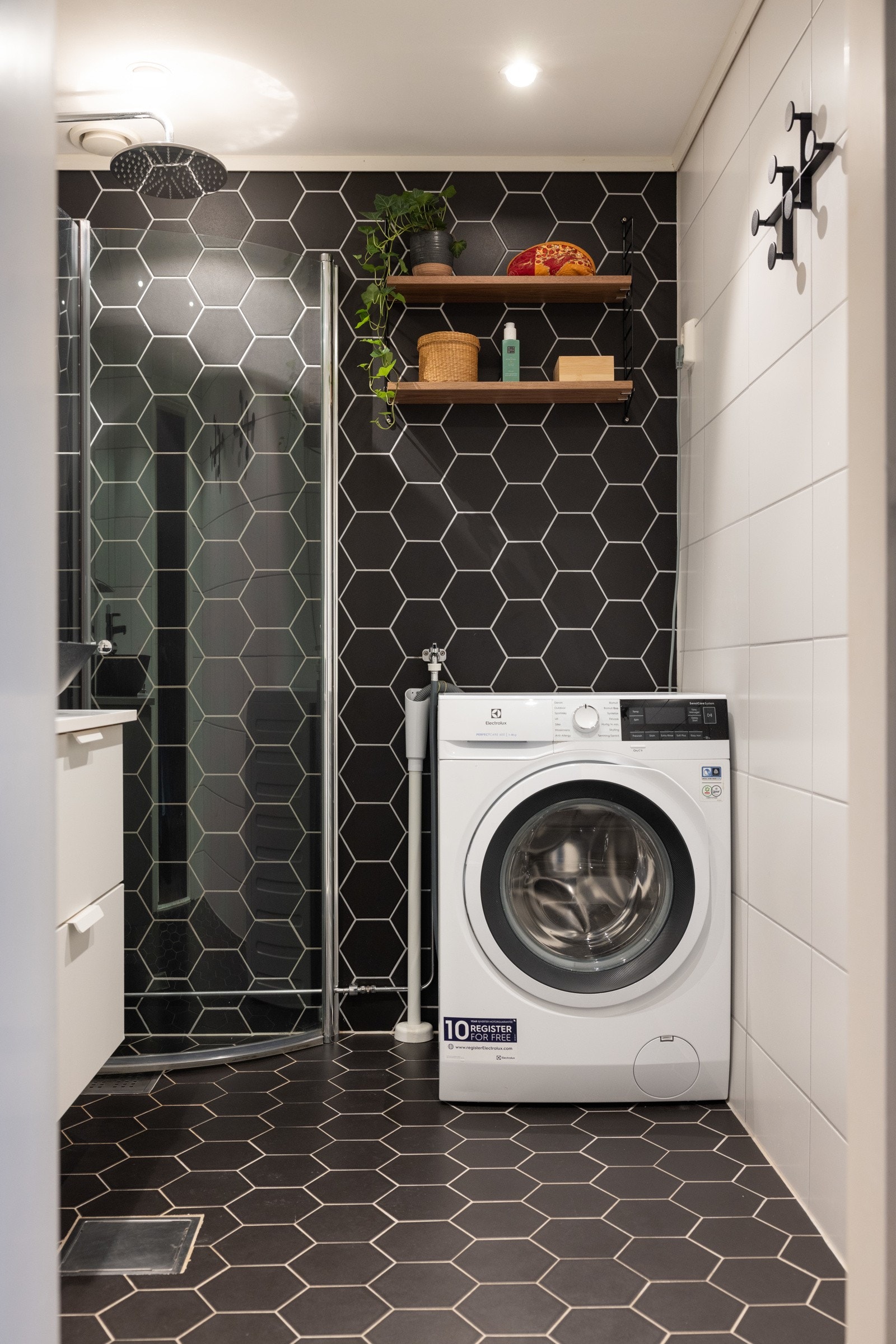 Varme i gulv, downlights i himling og opplegg for vaskemaskin. Galleribilde