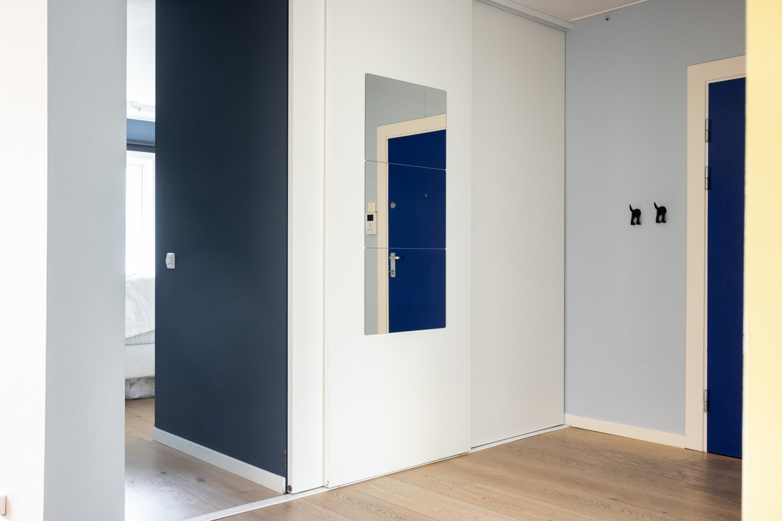 Innbydende entré med parkett på gulv og tidsrikige fargevalg. Galleribilde