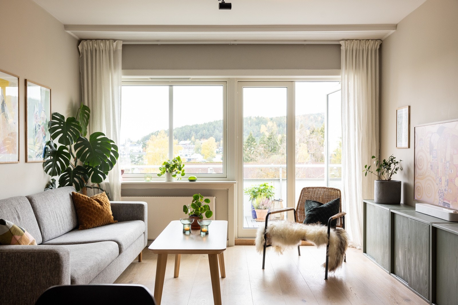 Lys og trivelig stue med god plass til sofagruppe, sofabord og underholdningsavdeling. Galleribilde