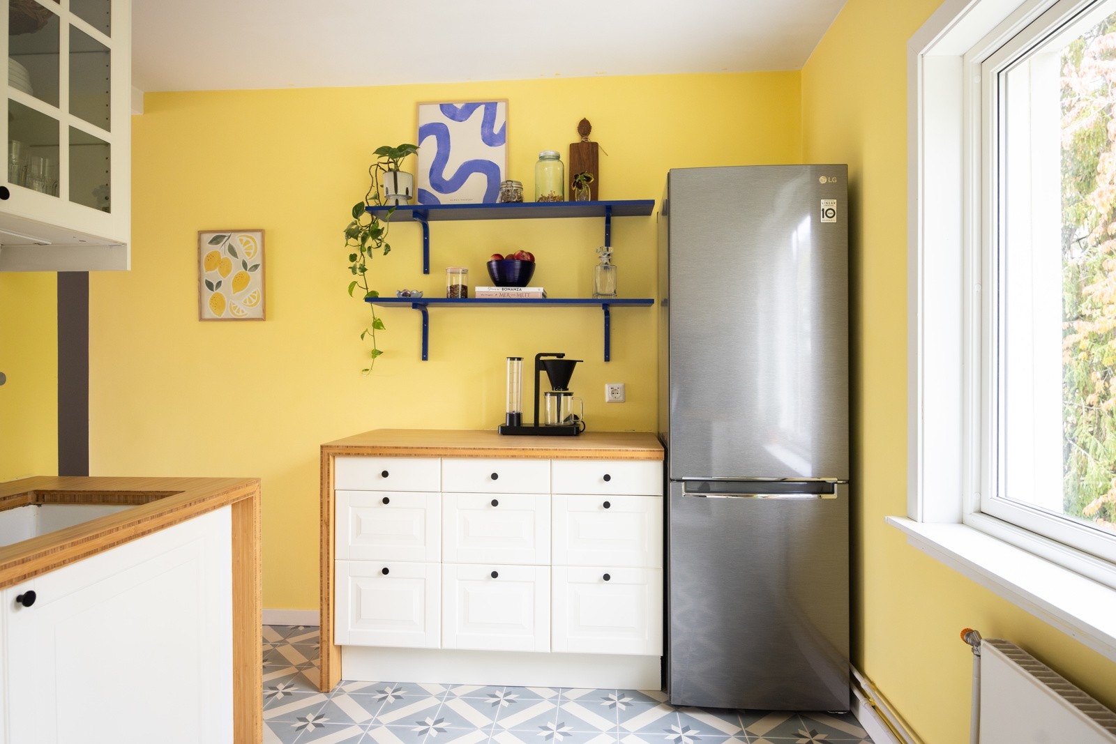 Pent, separat kjøkken som består av lyse fronter og benkeplate i heltre bambus. Galleribilde