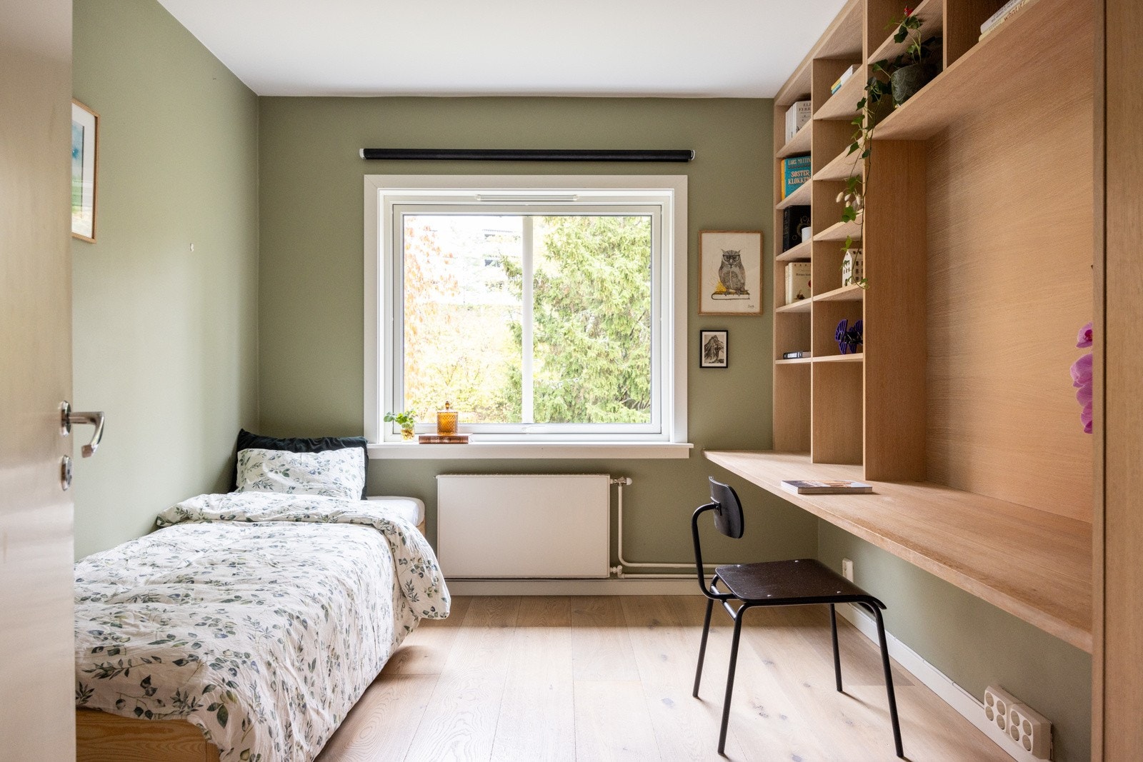 Soverom nummer to har plass til dobbeltseng, nattbord og kommode. Galleribilde