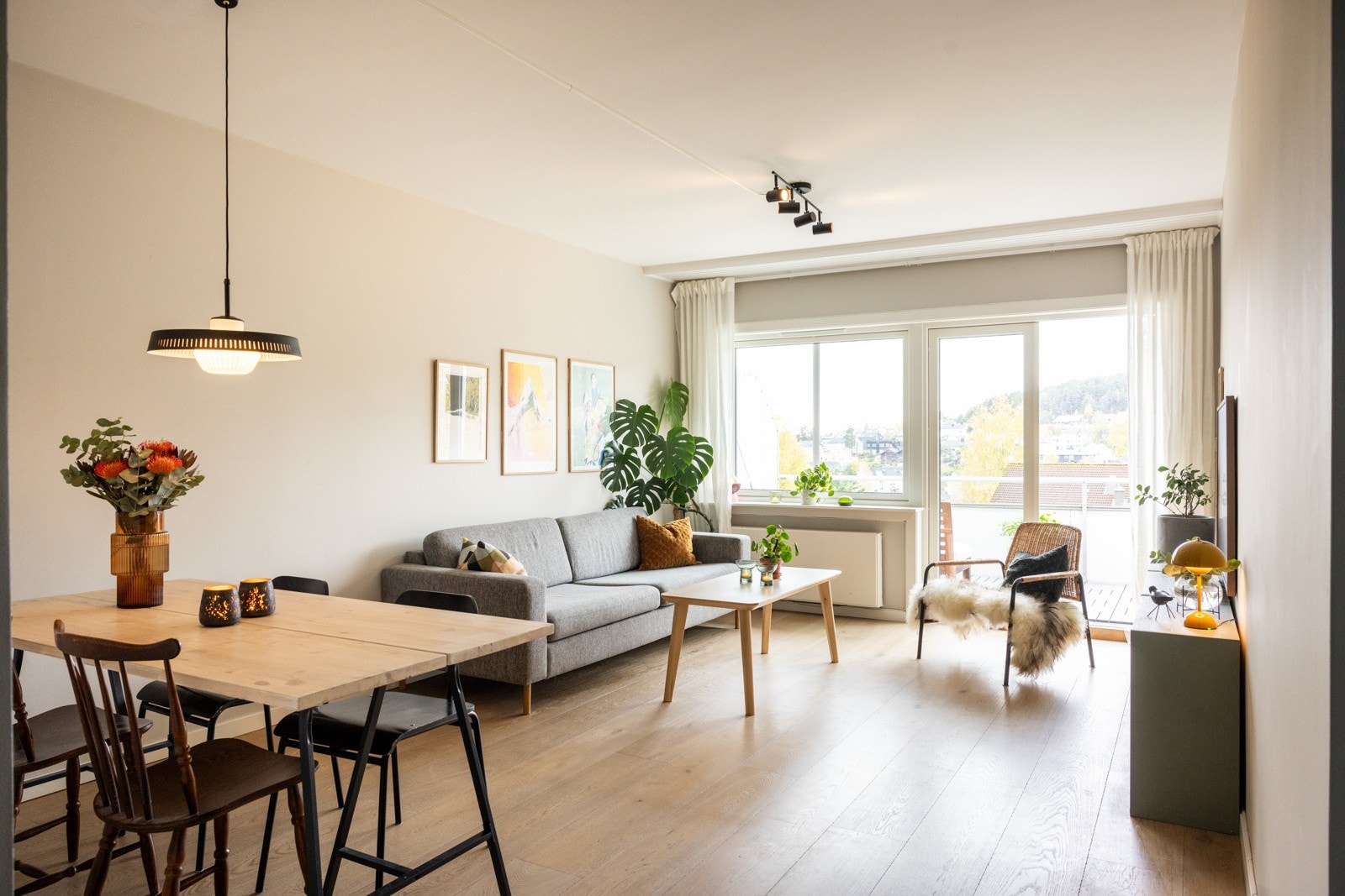 Lys, lekker og moderne 3-roms toppleilighet som består av entré, gang, bad/vaskerom, stue, kjøkken og to soverom. Galleribilde