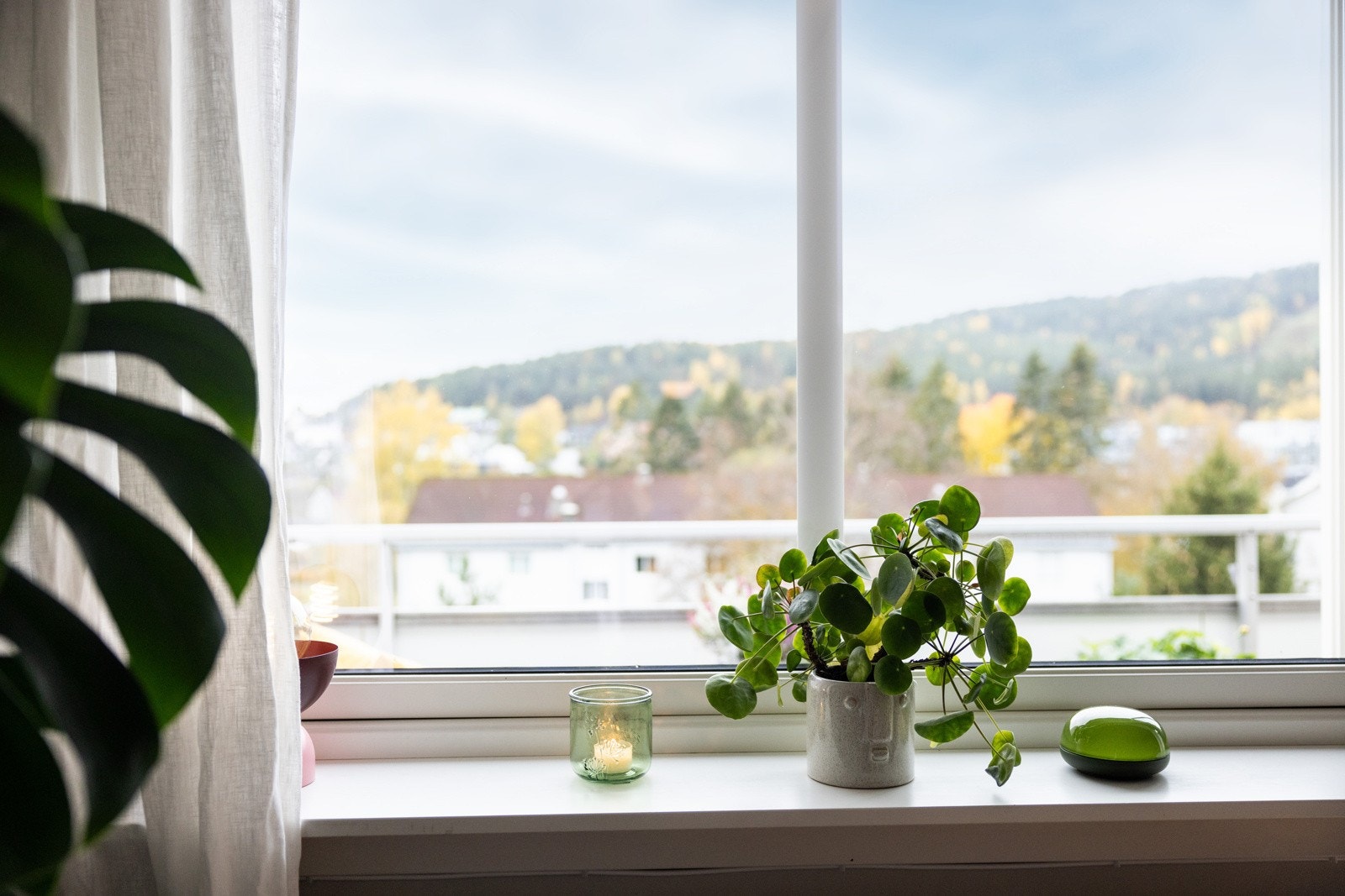 Store vindusflater som slipper til rikelig med naturlig lys. Galleribilde