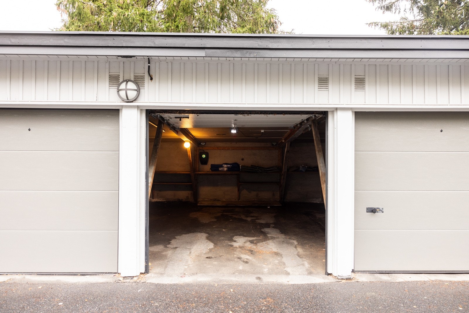 Garasjeplassen ligger rett ved leiligheten. Galleribilde