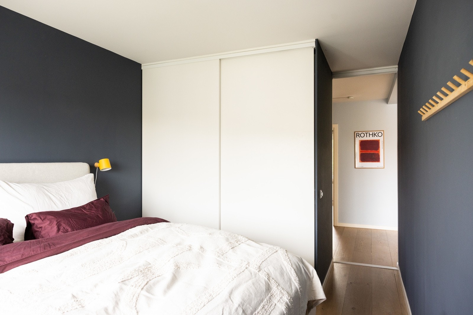 Garderobeløsning med mye oppbevaringsplass. Galleribilde