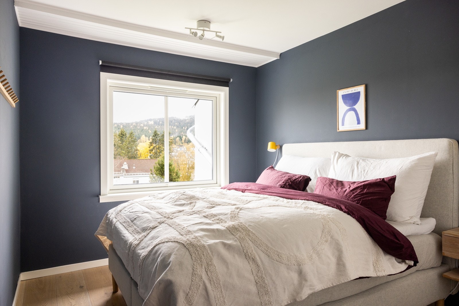 Hovedsoverommet er av god størrelse med god plass til dobbeltseng, nattbord og kommode. Galleribilde