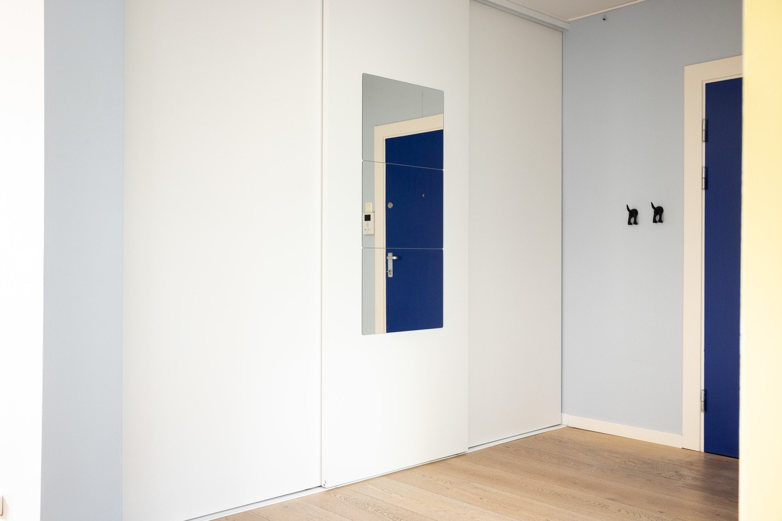 Fin skyvedørsgarderobe med god plass til ytterklær og sko. Galleribilde