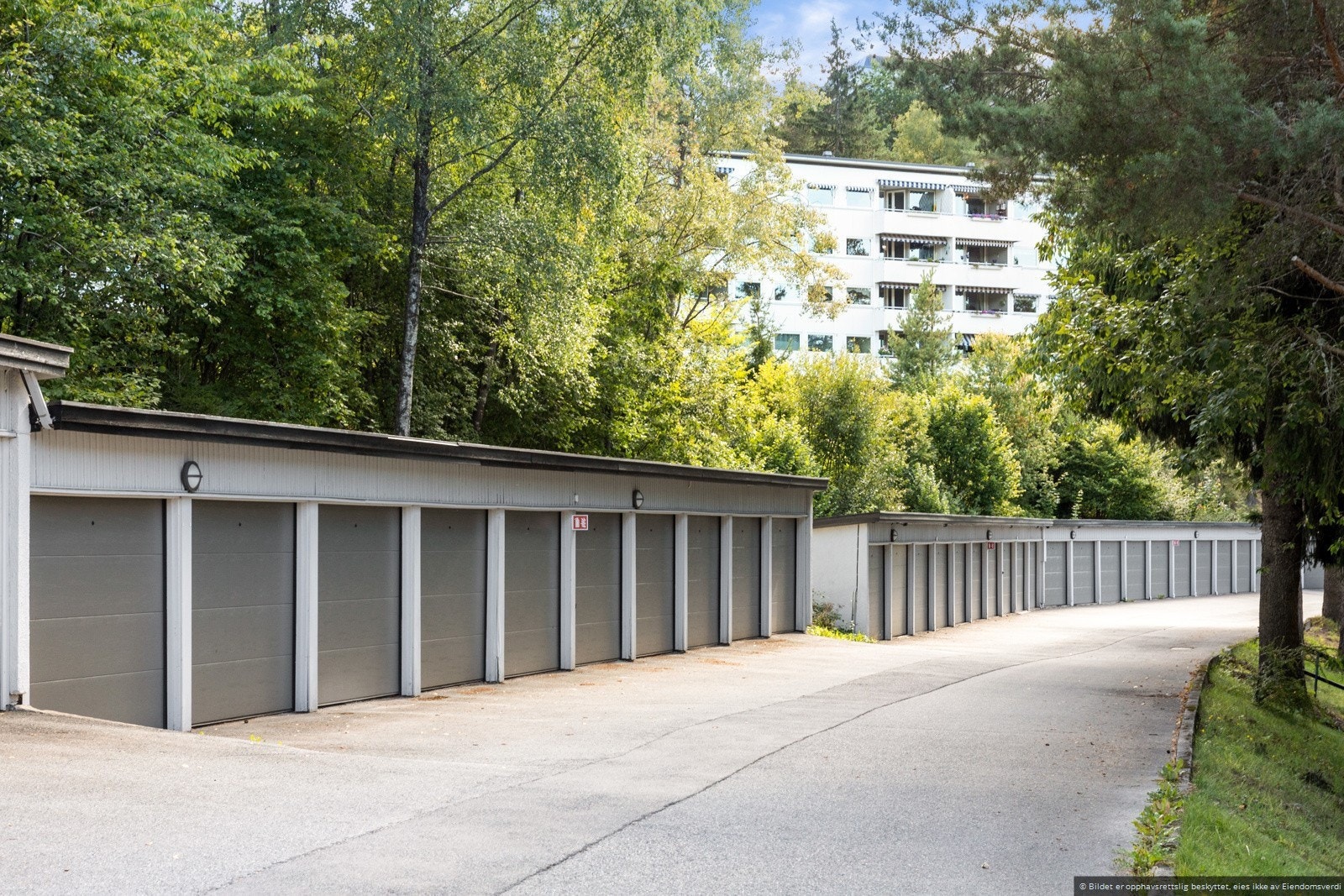 Selger eier en garasjeplass med elbillader som kan kjøpes for kr. 130 000,-. Galleribilde