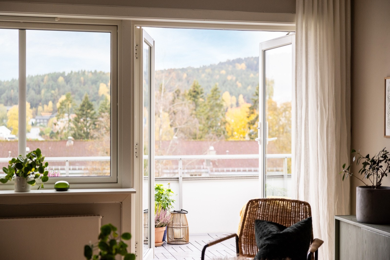 Nydelig utsikt mot grønne og naturskjønne områder. Galleribilde