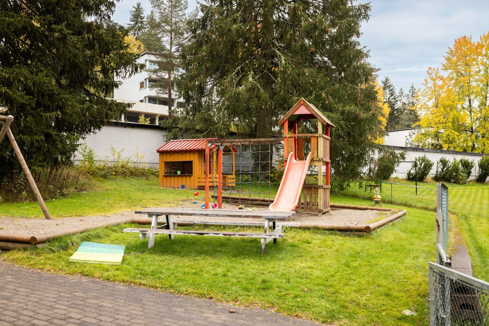 Hyggelige og barnevennlige uteområder som består av lekeplass, sittegrupper og beplantning. Galleribilde