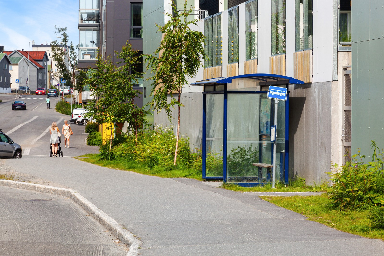 Busstopp rett utenfor blokka. Direkte bussforbindelse til UiT/UNN, Sentrum og Giæverbukta.