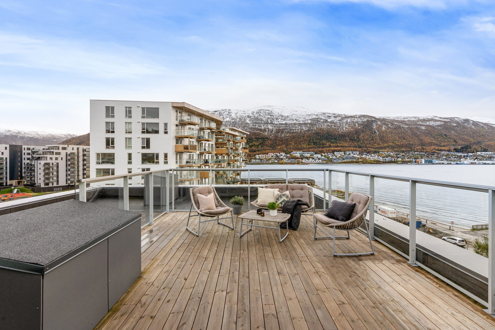 Fra spisestuen er det utgang til en fantastisk privat takterrasse på 35m² med fantastisk utsikt og gode solforhold. Rikelig med plass for utemøbler.