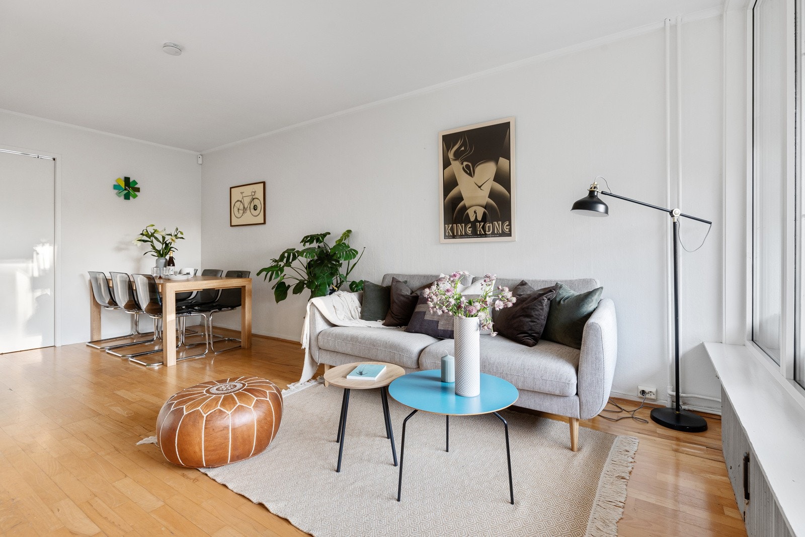Stuen er romslig og har god plass til sofagruppe og spisestue Galleribilde