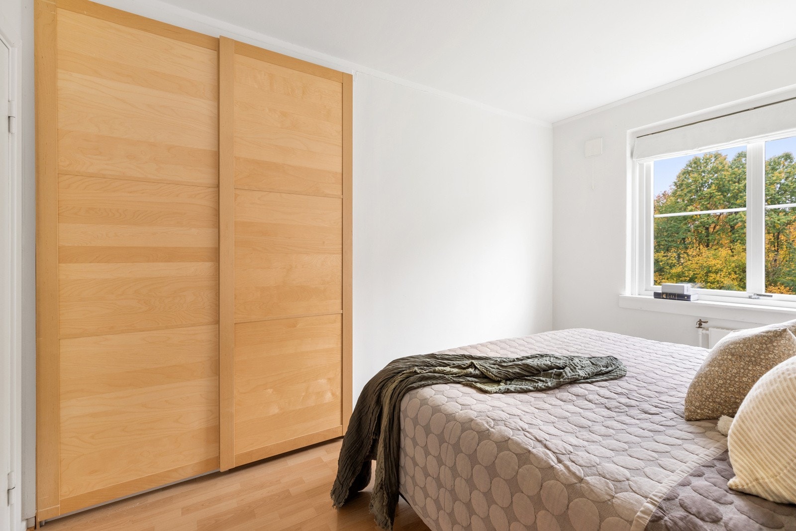 Skyvedørsgarderobe på hovedsoverommet Galleribilde