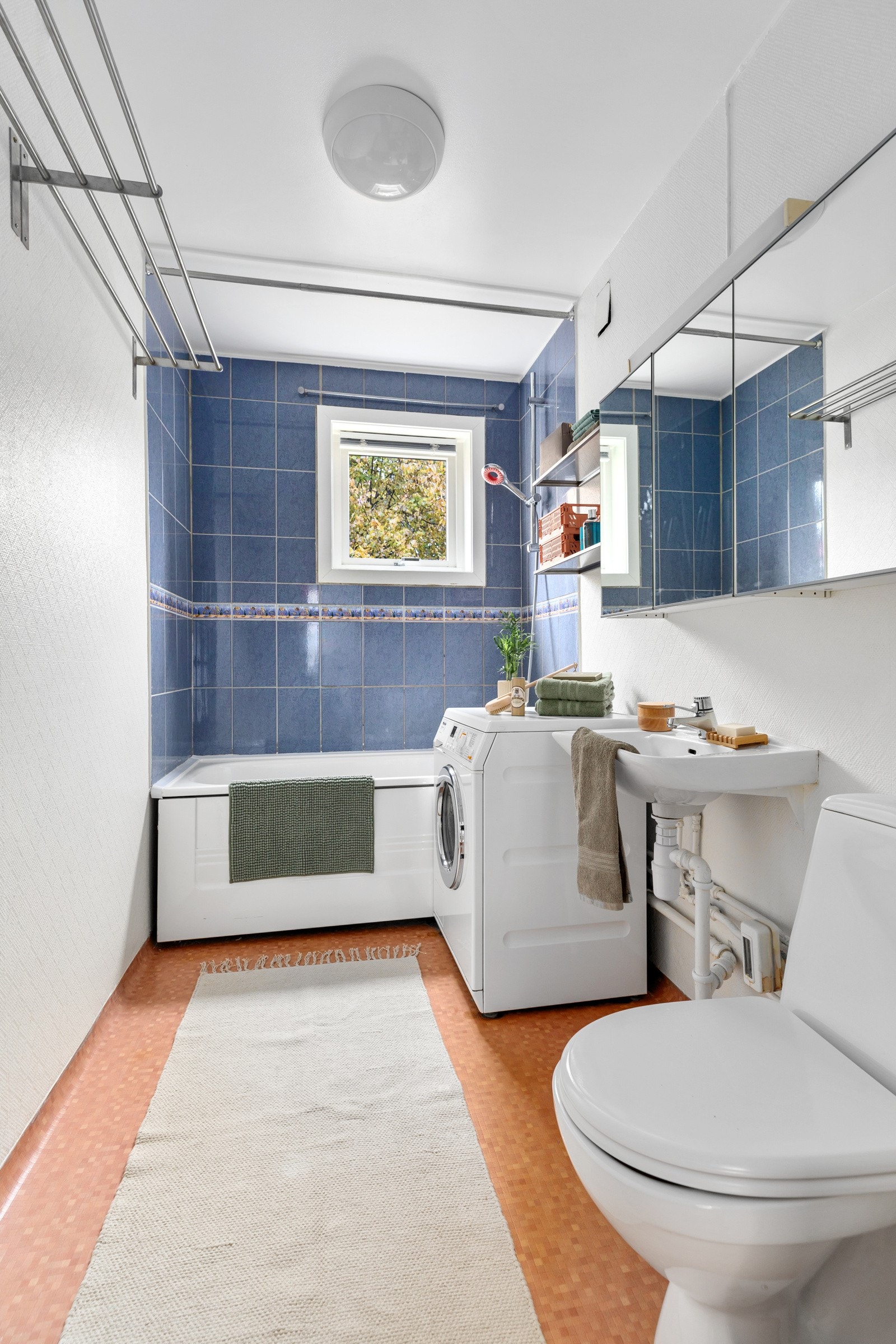 Det er opplegg for vaskemaskin på badet Galleribilde