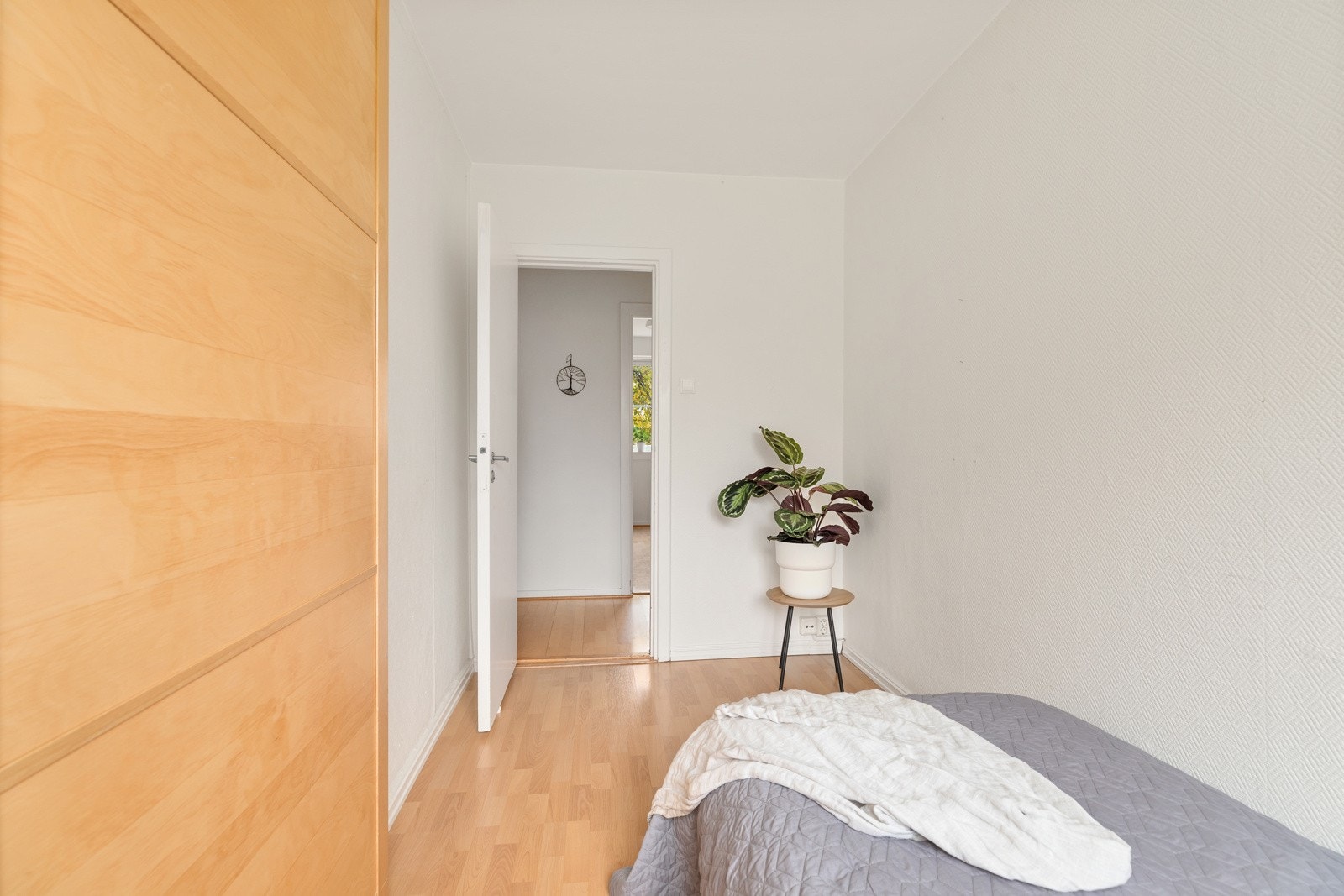 Det er også skyvedørsgarderobe på soverom 2 Galleribilde