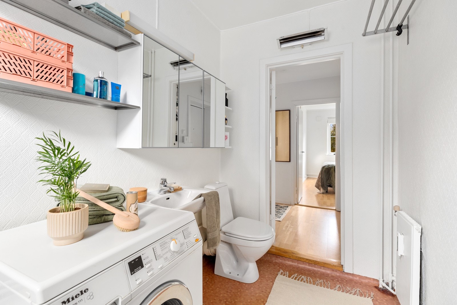 Badet holder en eldre standard Galleribilde