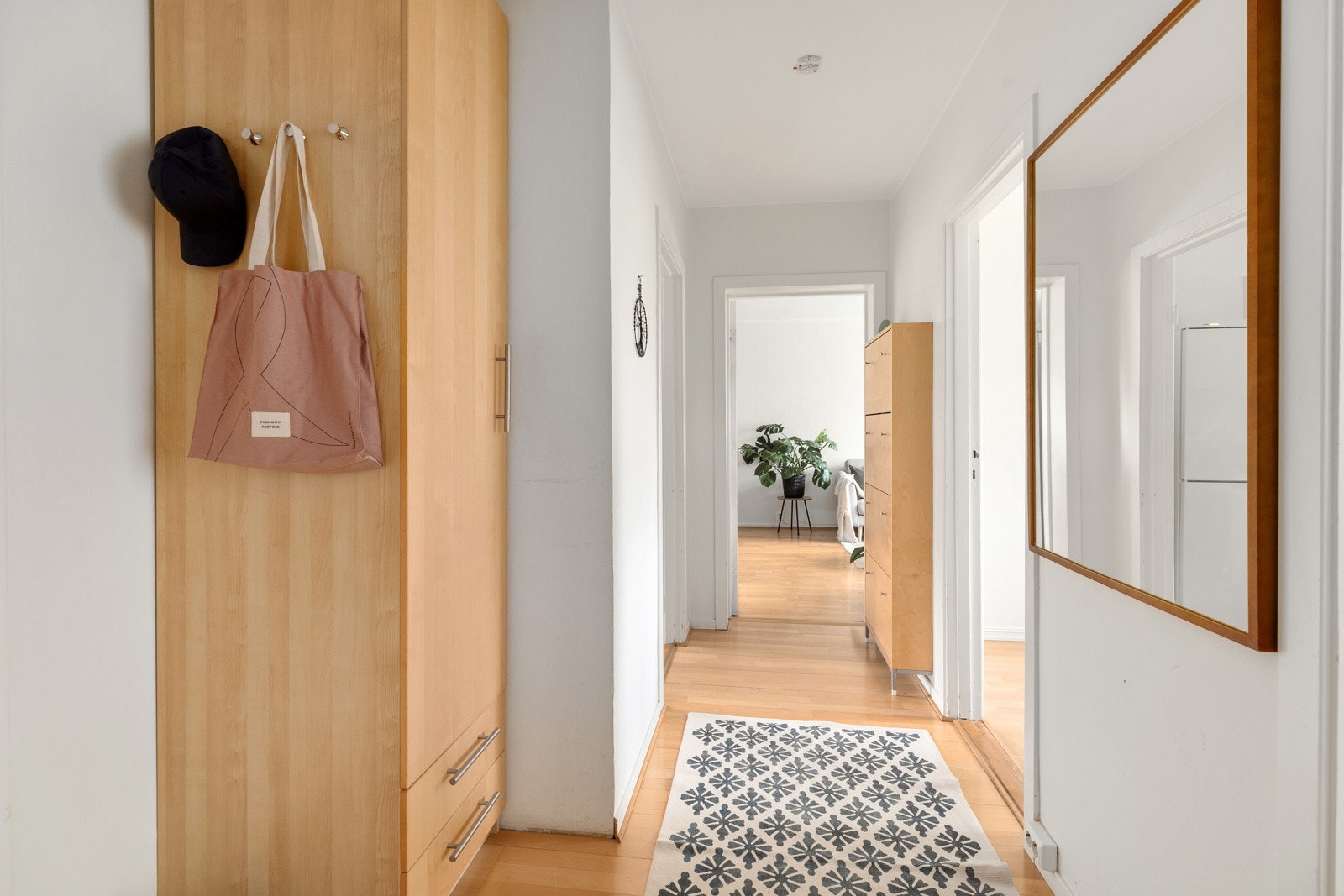 Gaderobeskap i gangen med plass til yttertøy og sko Galleribilde