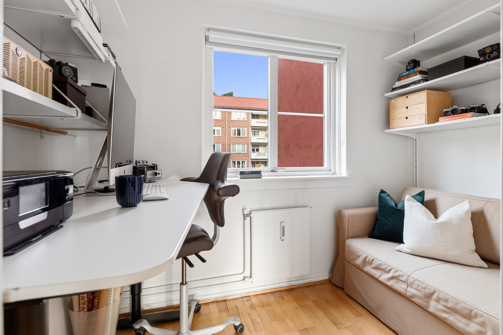 Det er også et eget kontor i boligen med god plass Galleribilde