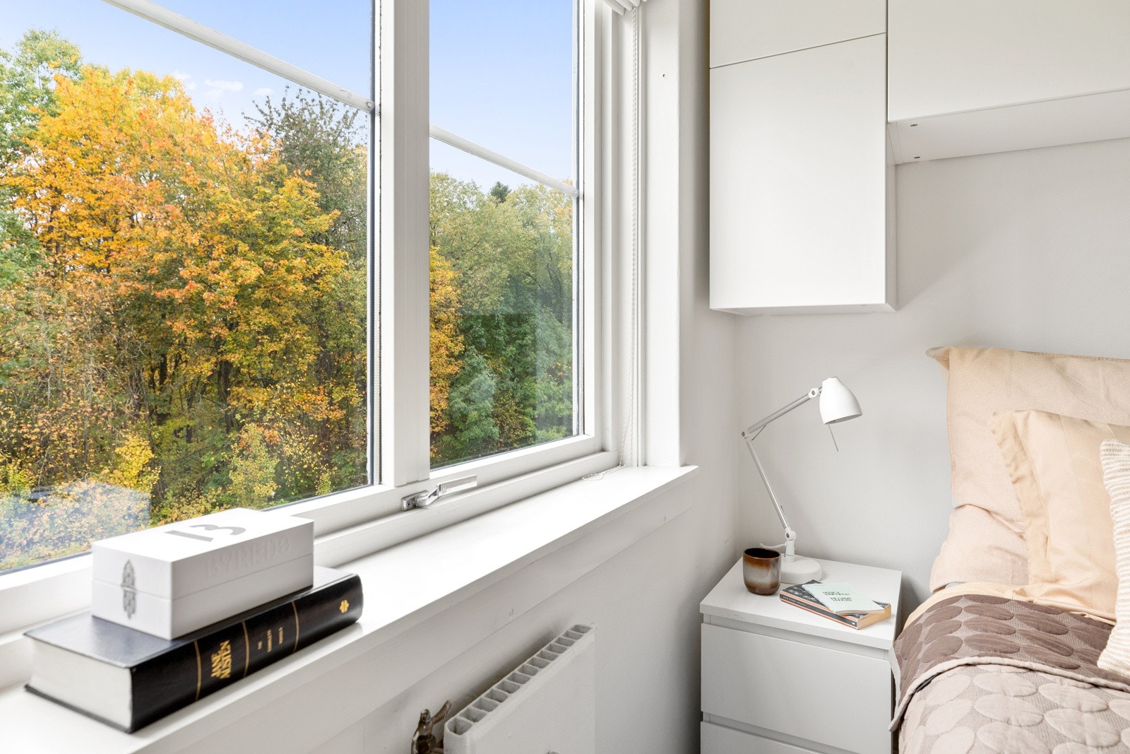 Begge soverommene vender mot rolig bakgård Galleribilde