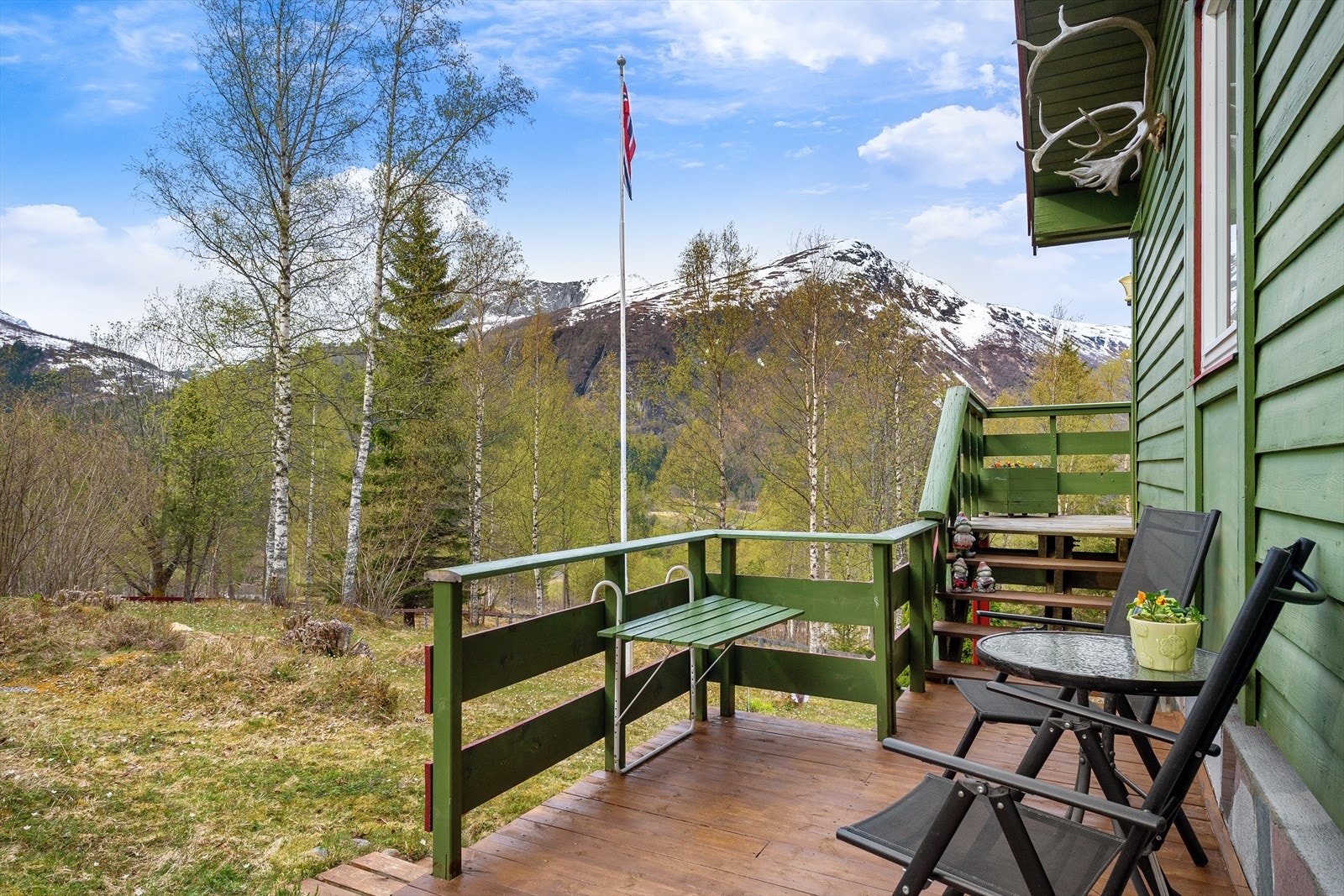 Terrasse mot øst, med trapp til verandaen Galleribilde