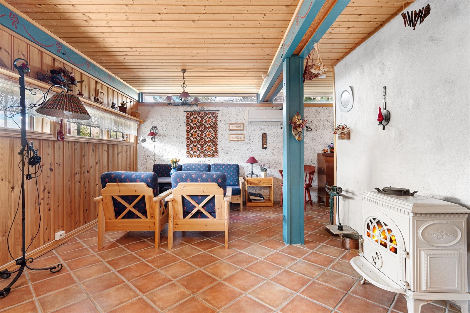 Stue med varmepumpe og vedovn Galleribilde