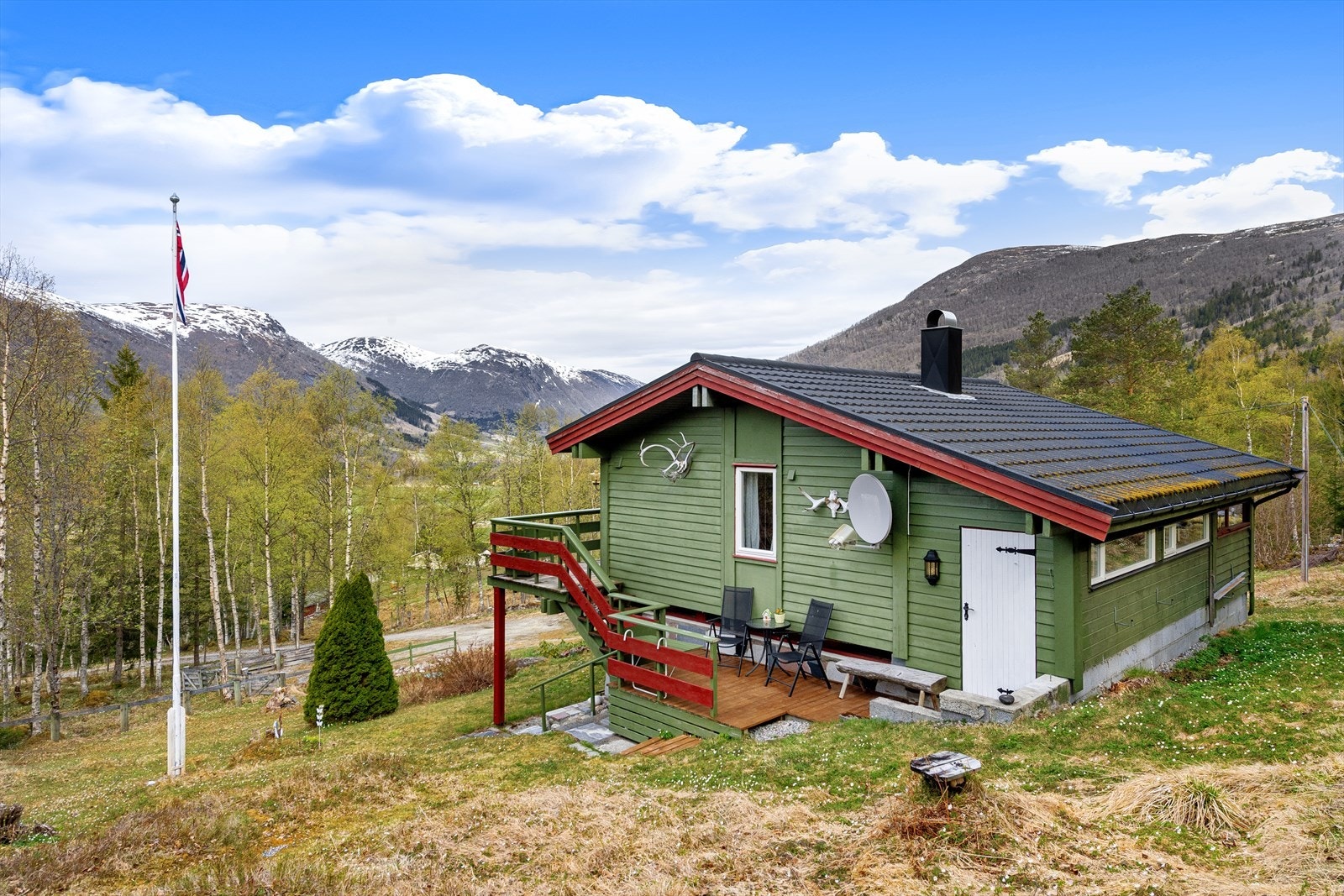 Hytta går over 2 etasjer og har inngang fra begge plan Galleribilde