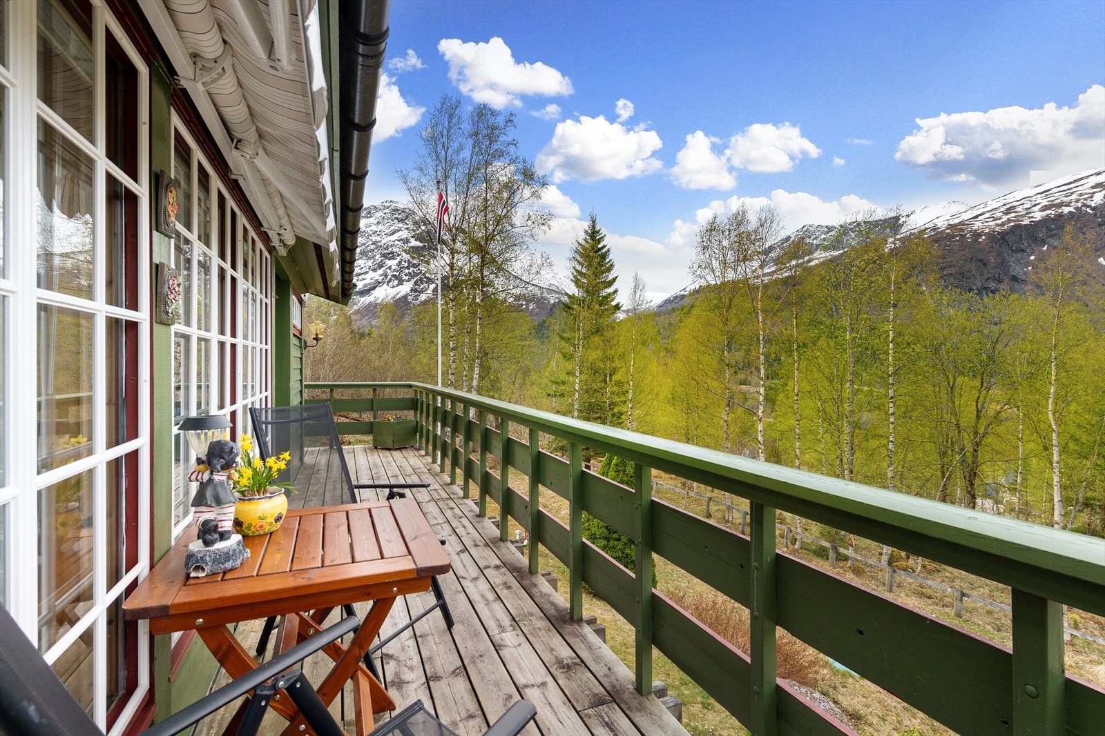 Vestvendt veranda med gode solforhold og flott utsikt Galleribilde