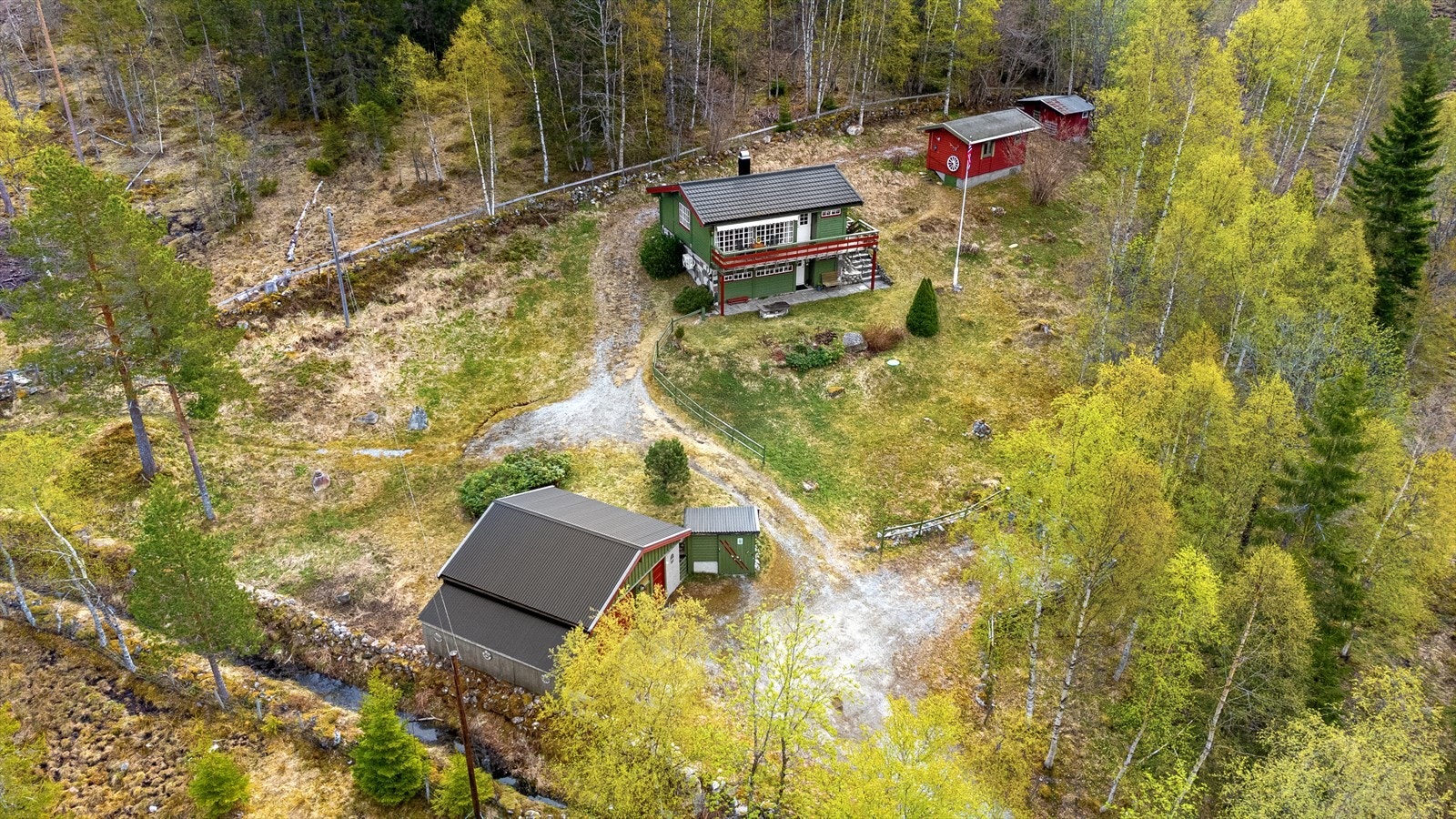 Eiendommen består av hytte, anneks, garasje og 2 uteboder Galleribilde