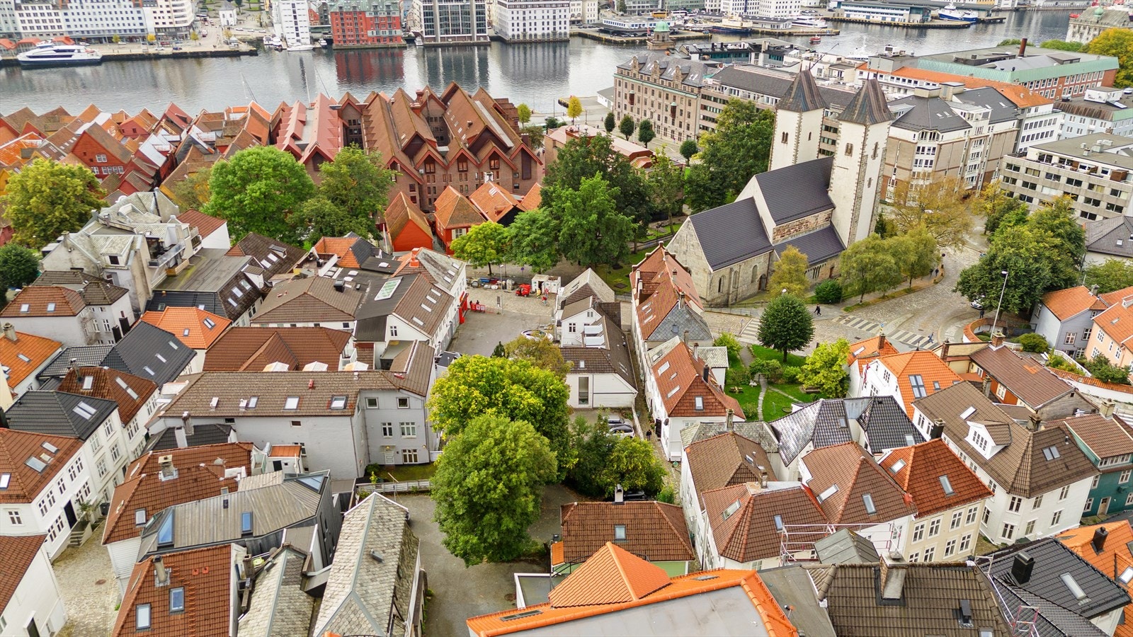 Velkommen til Øvregaten! Her kommer en meget sentral og attraktiv tomt i Øvregaten for salg med potensiale for utvikling og gode inntekter fra parkering Galleribilde