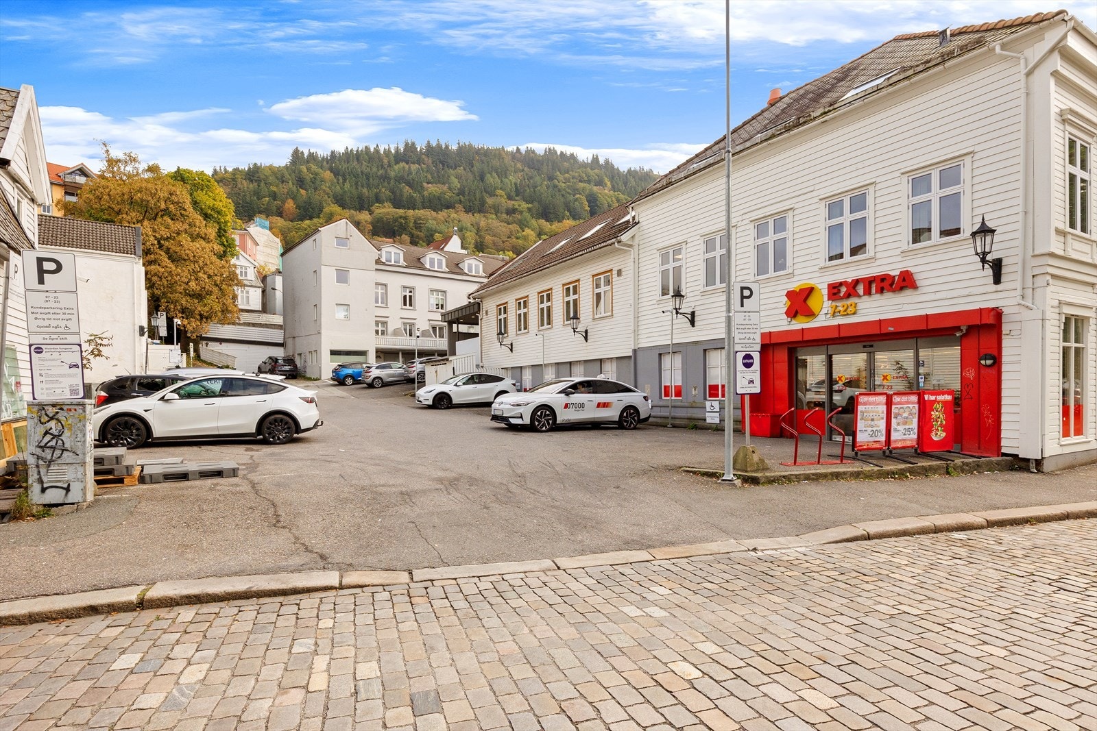 Tomten har en særdeles god beliggenhet like bak bryggen i Bergen sentrum med kort vei til " alt " Galleribilde