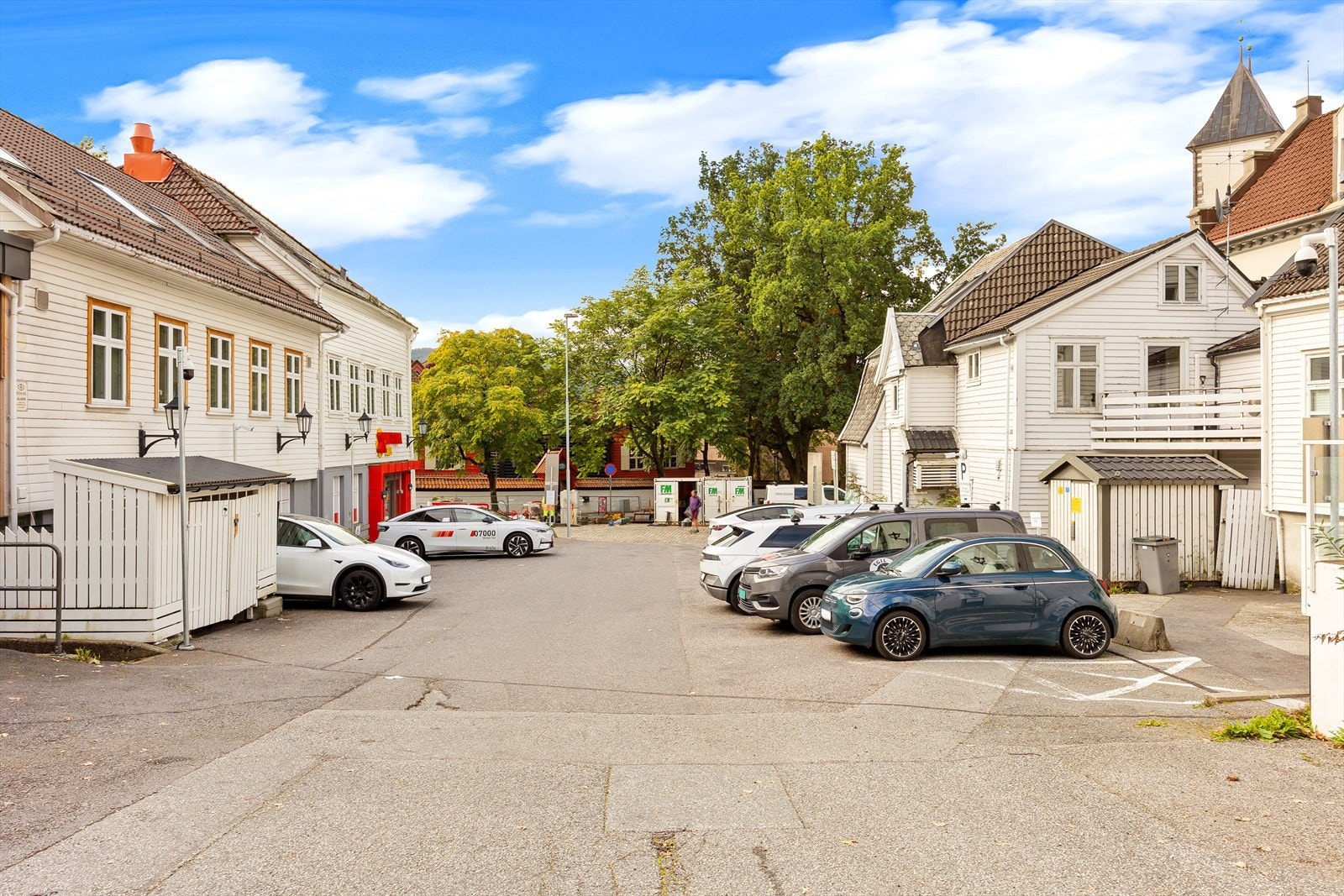 Det er totalt 23 p-plasser på eiendommen, i tillegg har selger avtale med Bergen kommune på fremleie av 7 p-plasser på kommunens eiendom GBNR 167/1547. Ta kontakt med megler for mer info. Galleribilde