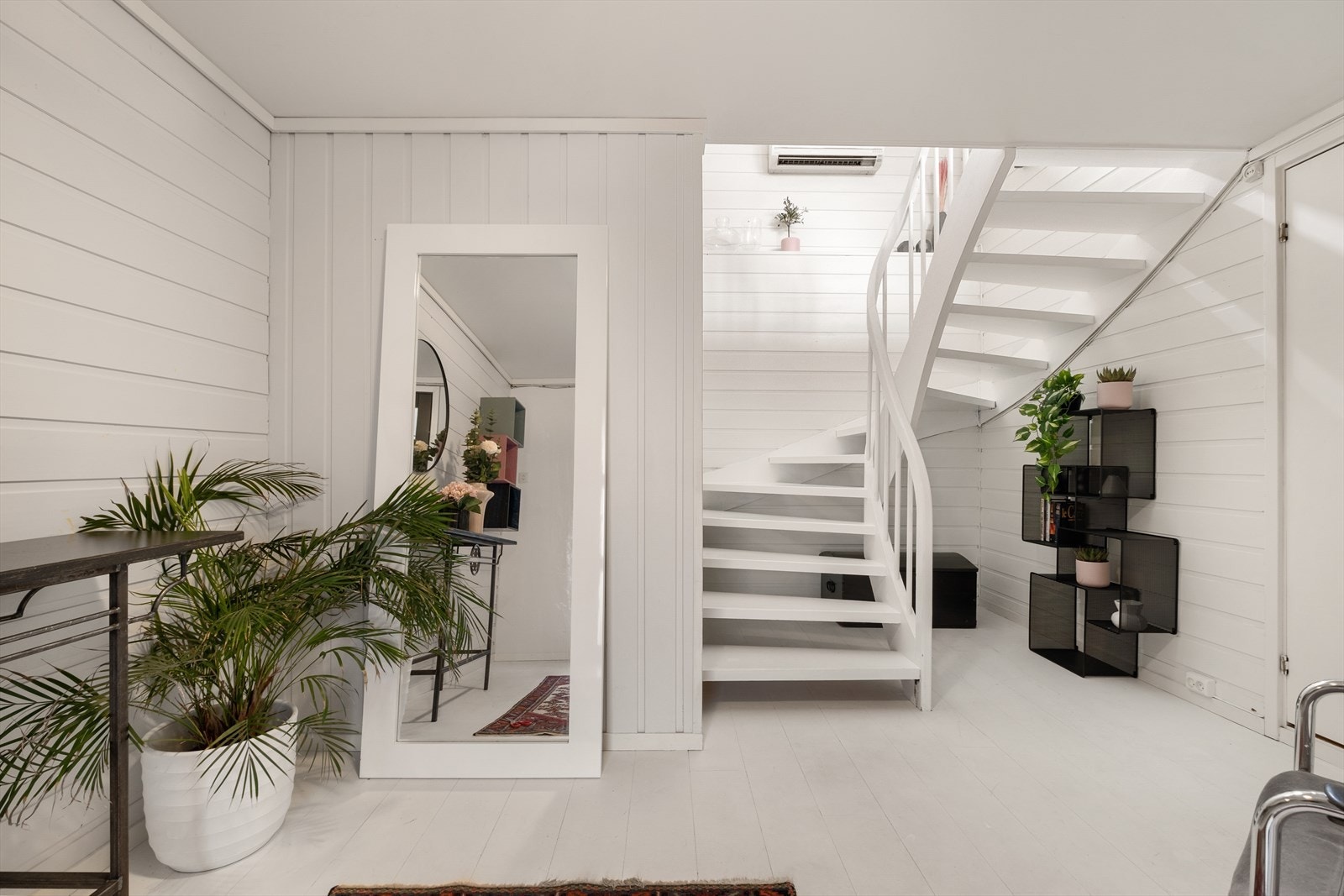 Boligen oppvarmes gjennom varmepumpe og to vedovner. Galleribilde