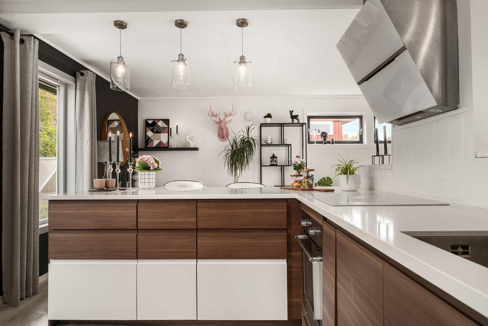 Boligen har et stort og innholdsrikt kjøkken med integrerte hvitevarer. Galleribilde