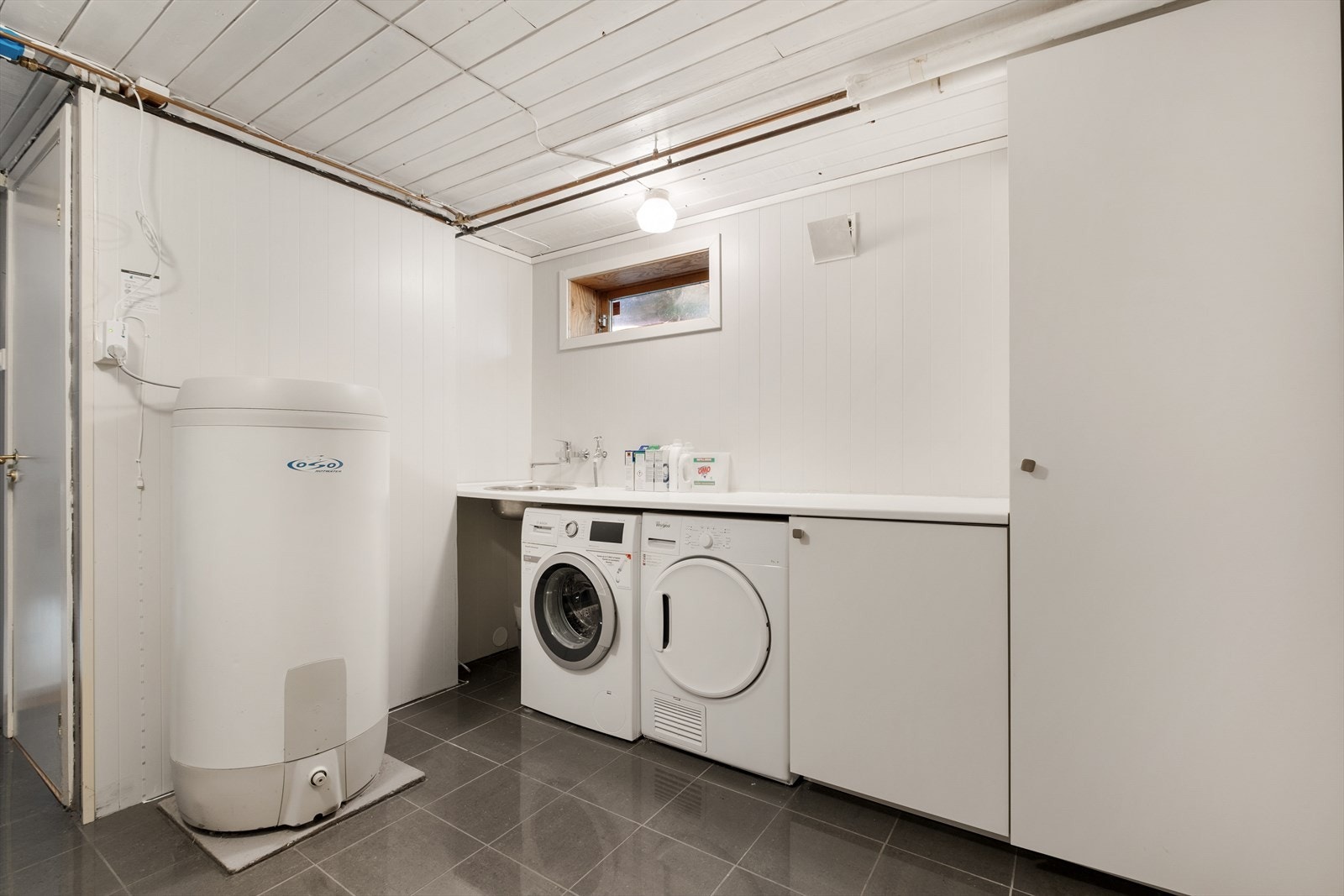 Vaskerommet er utstyrt med bereder, naturlig avtrekk, opplegg for vaskemaskin, servant, gulvvarme, servantskap, vannmåler og stoppekran. Galleribilde