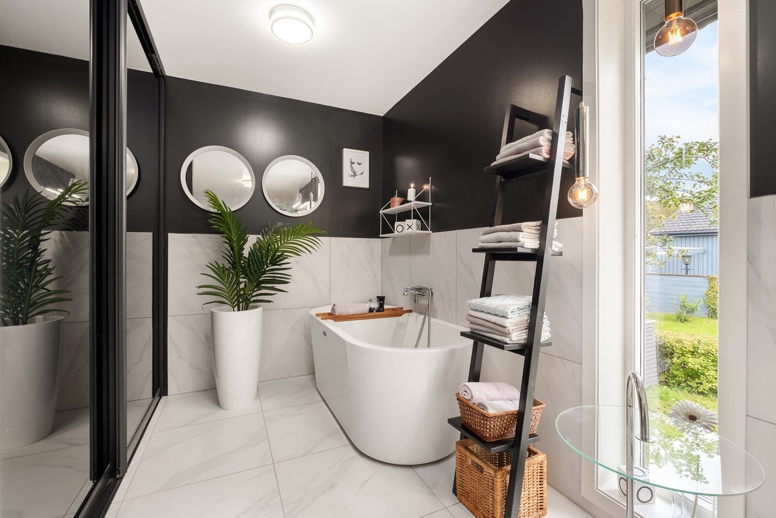 Baderommet er utstyrt med badekar, dusjhjørne, mekanisk avtrekk, rørfordelingsskap, servant, servantskap og veggmontert wc. Galleribilde