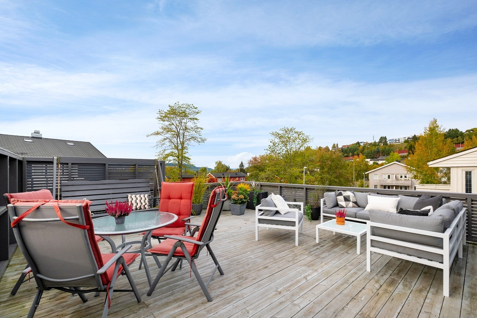 Boligen ligger meget sentralt, men samtidig tilbaketrukket. Innenfor 500m har man tilgang til Coop Mega Nardo. Galleribilde