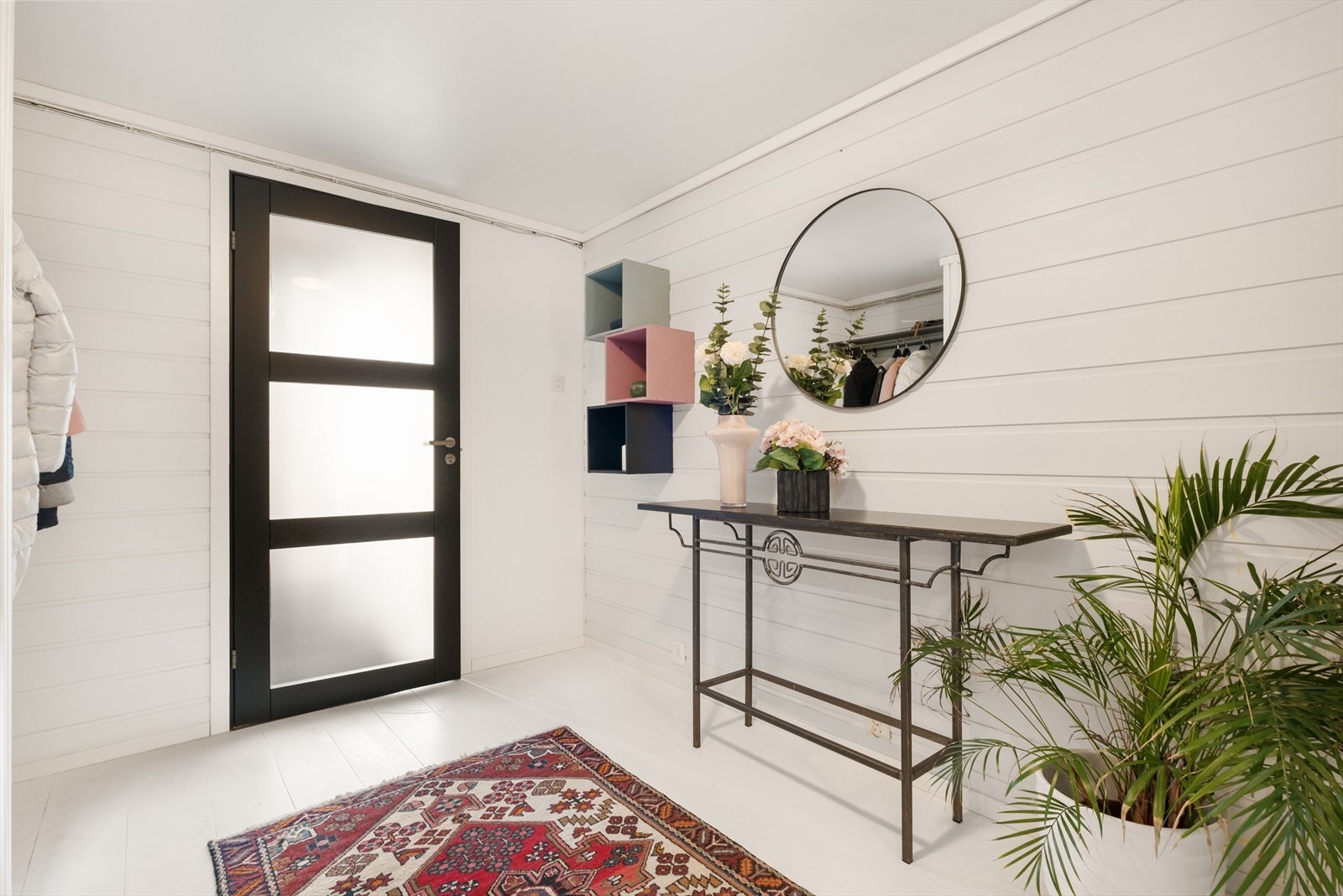 Velkommen inn til et lunt og innbydende førsteinntrykk! Romslig entre med fine detaljer. Galleribilde